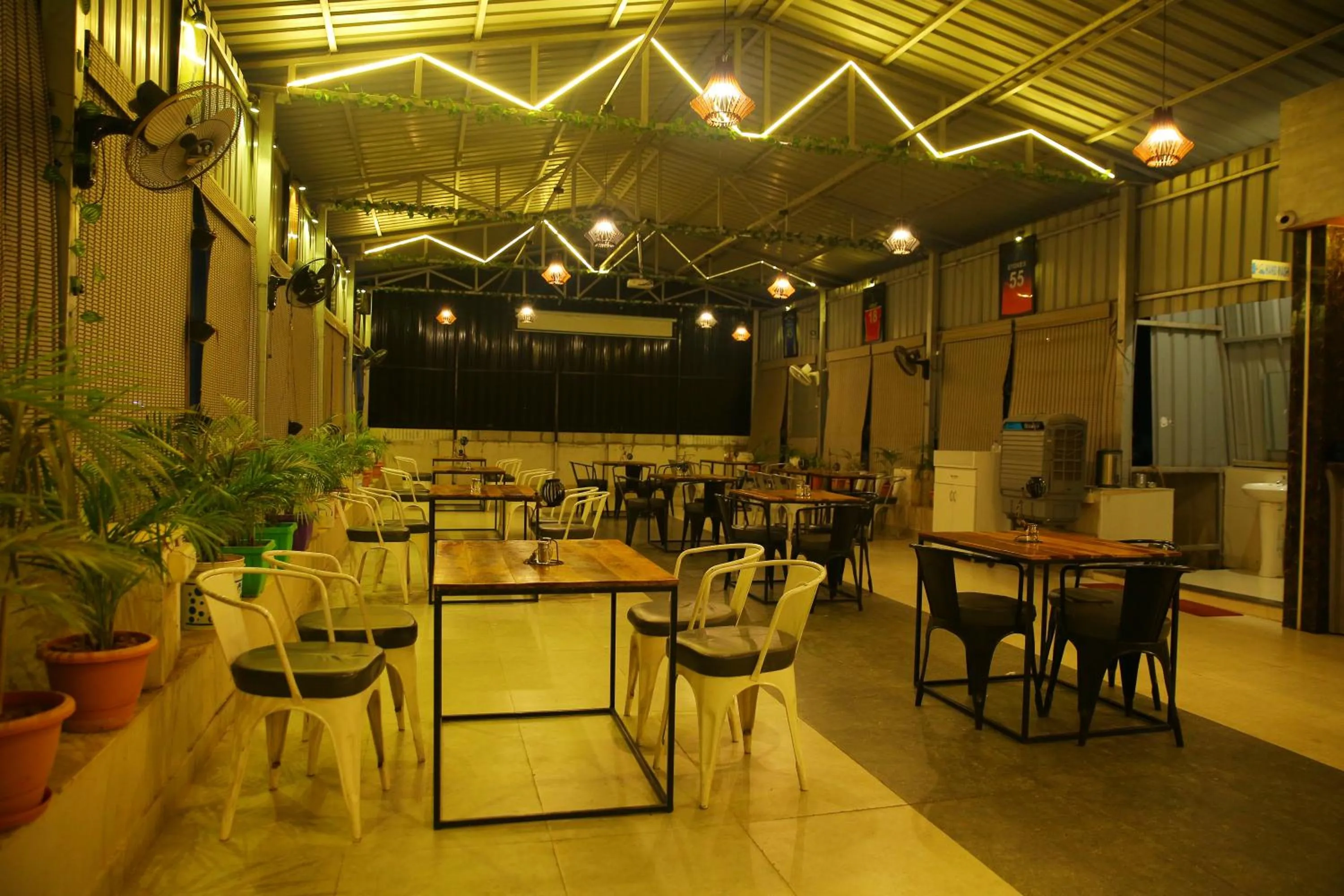 Restaurant/places to eat in Hotel Maruthi Inn
