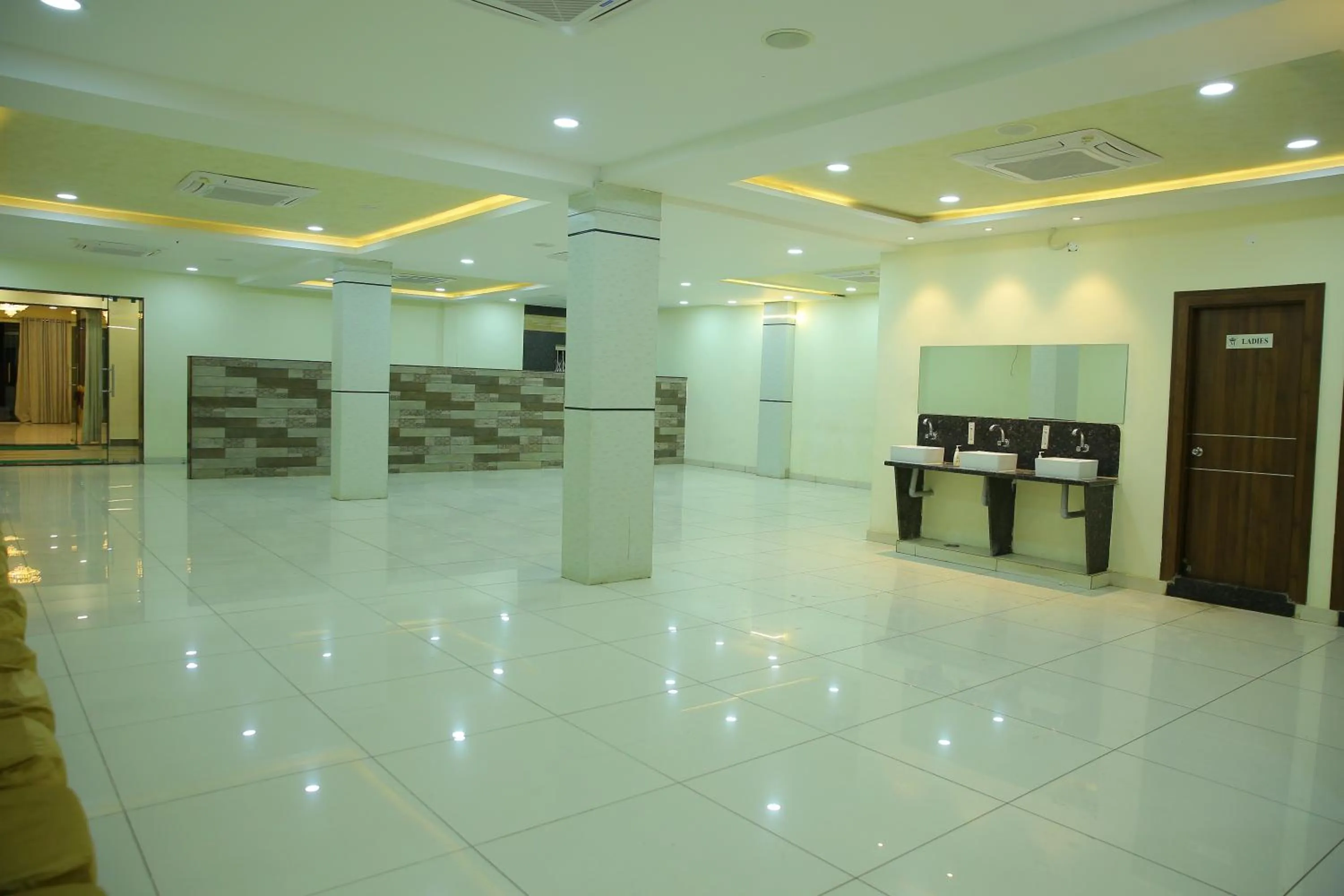 Dining area in Hotel Maruthi Inn