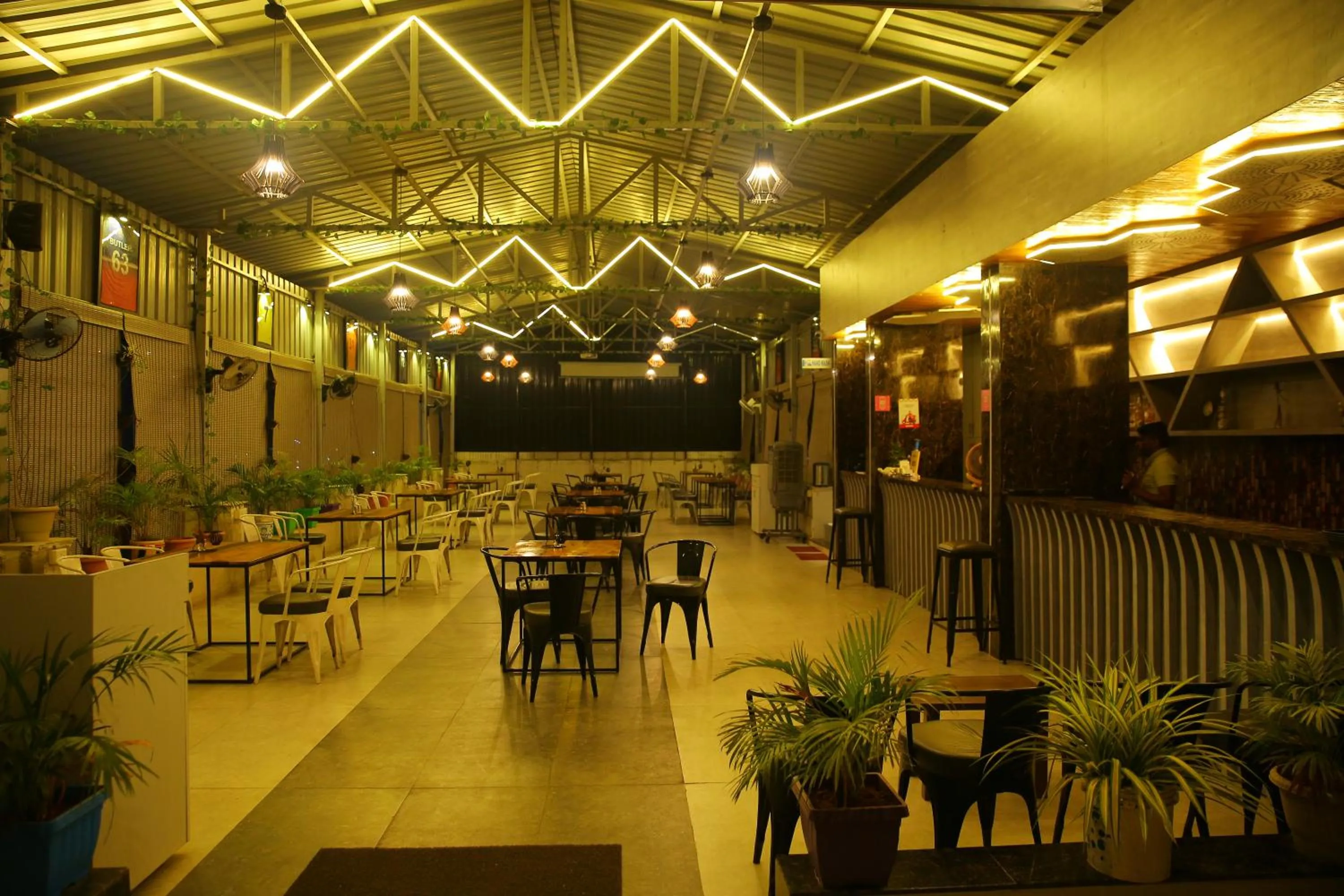 Restaurant/places to eat in Hotel Maruthi Inn