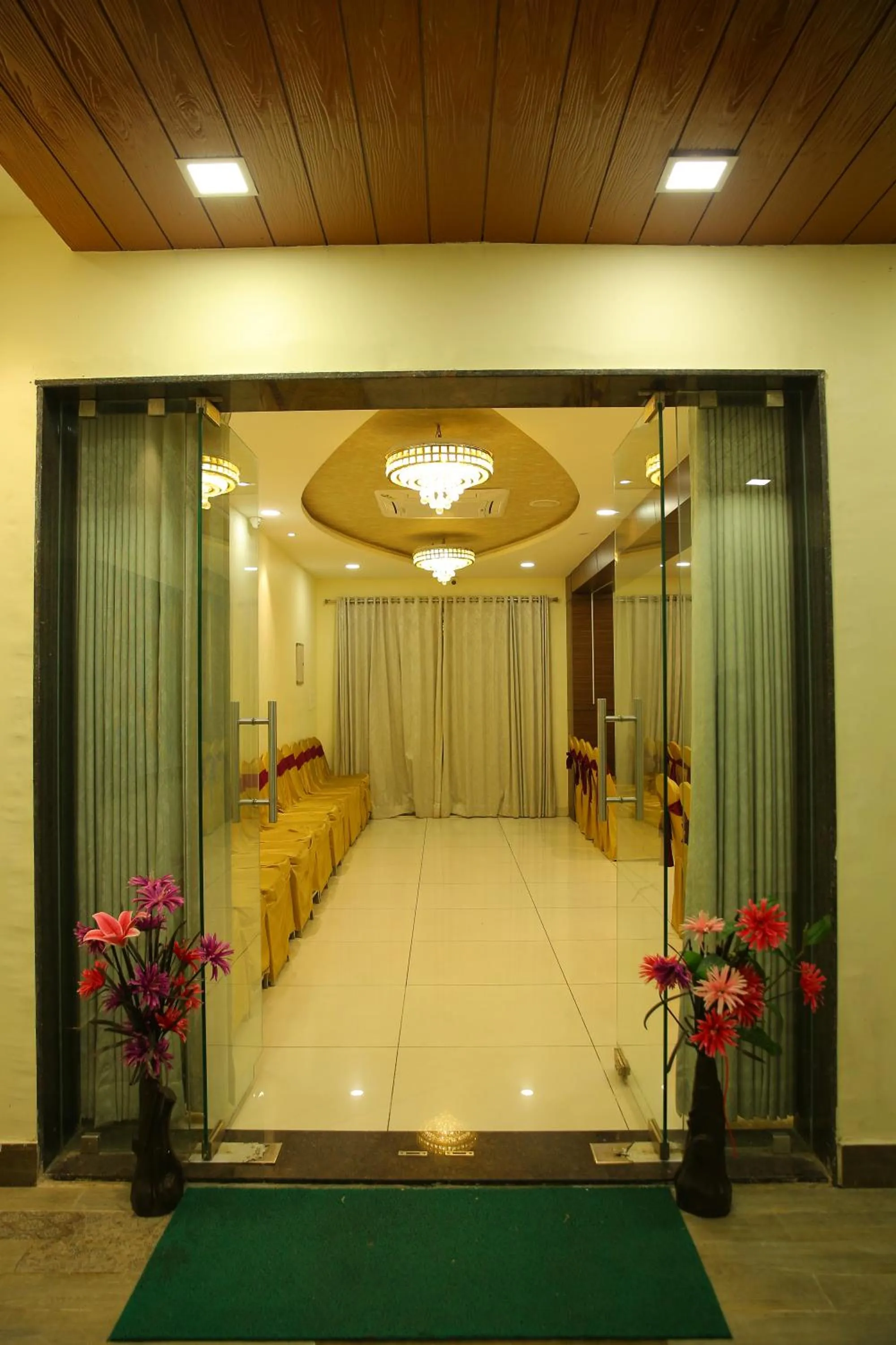 Facade/entrance, Bed in Hotel Maruthi Inn