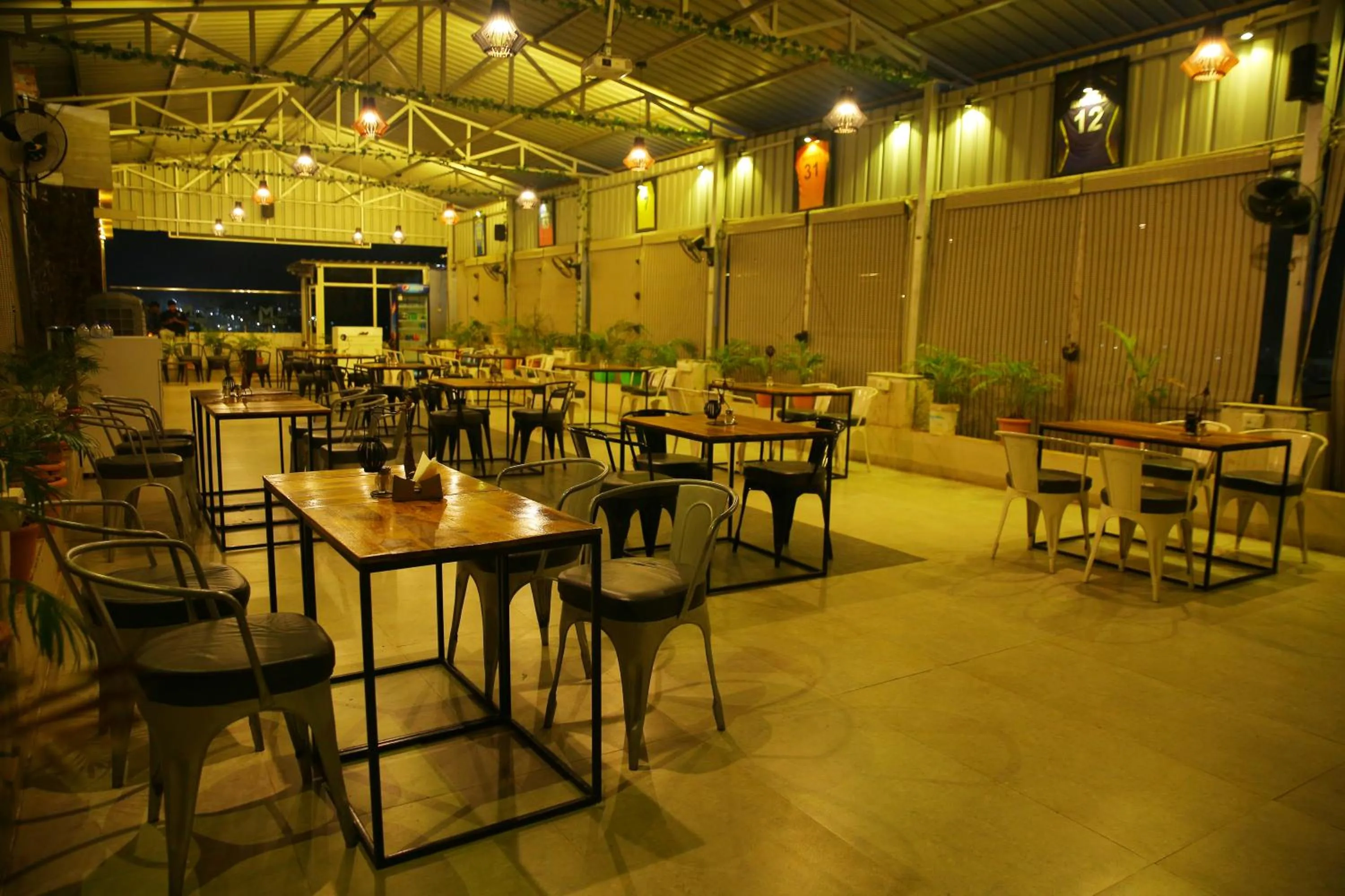 Restaurant/places to eat in Hotel Maruthi Inn