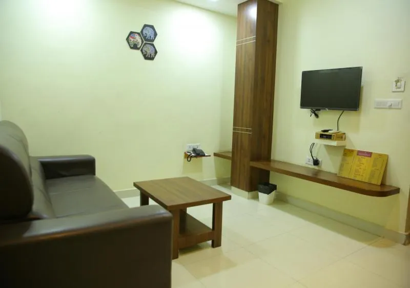 Communal lounge/ TV room in Hotel Maruthi Inn