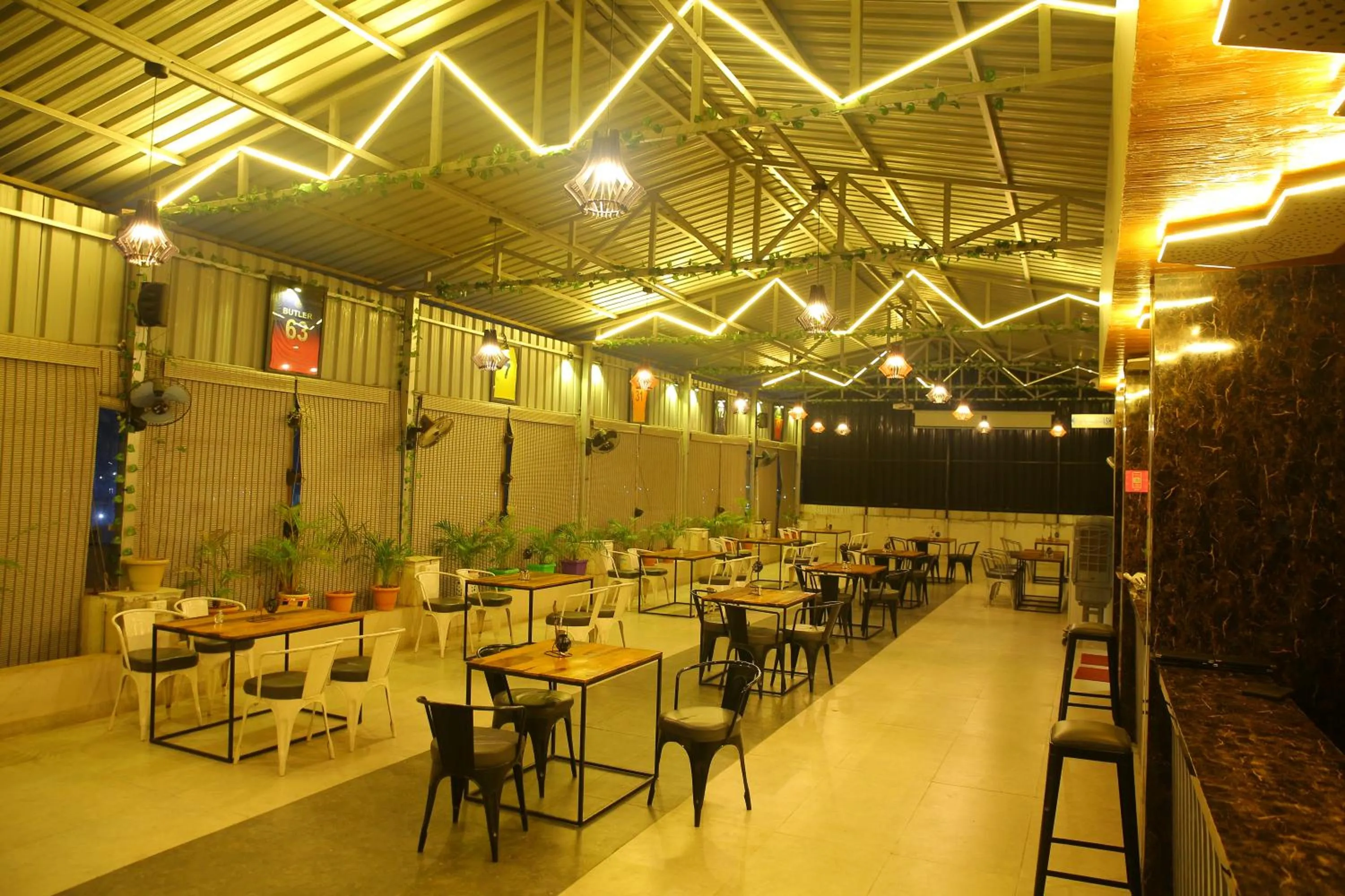 Restaurant/places to eat in Hotel Maruthi Inn