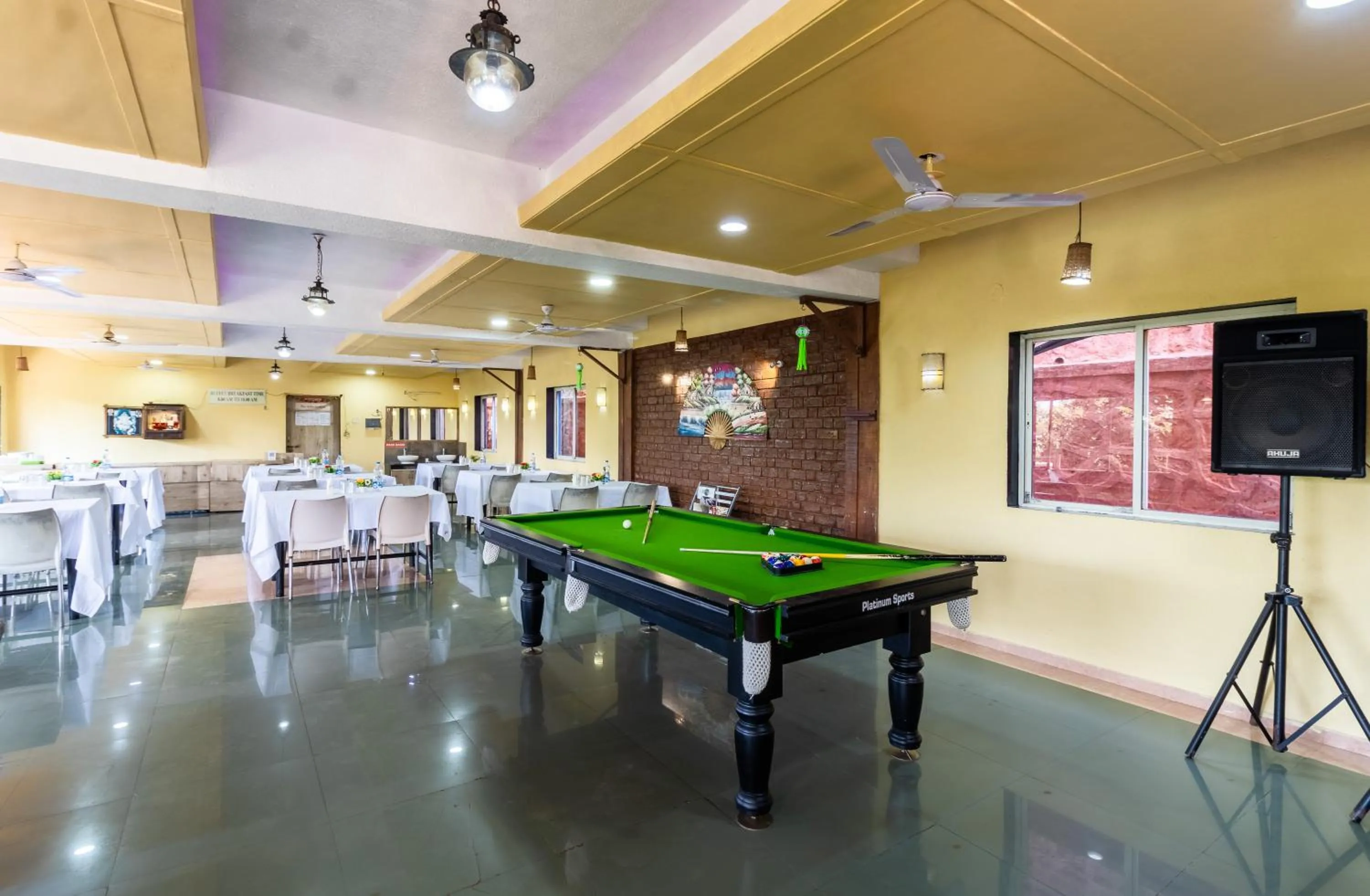 Restaurant/places to eat in Saga Resort