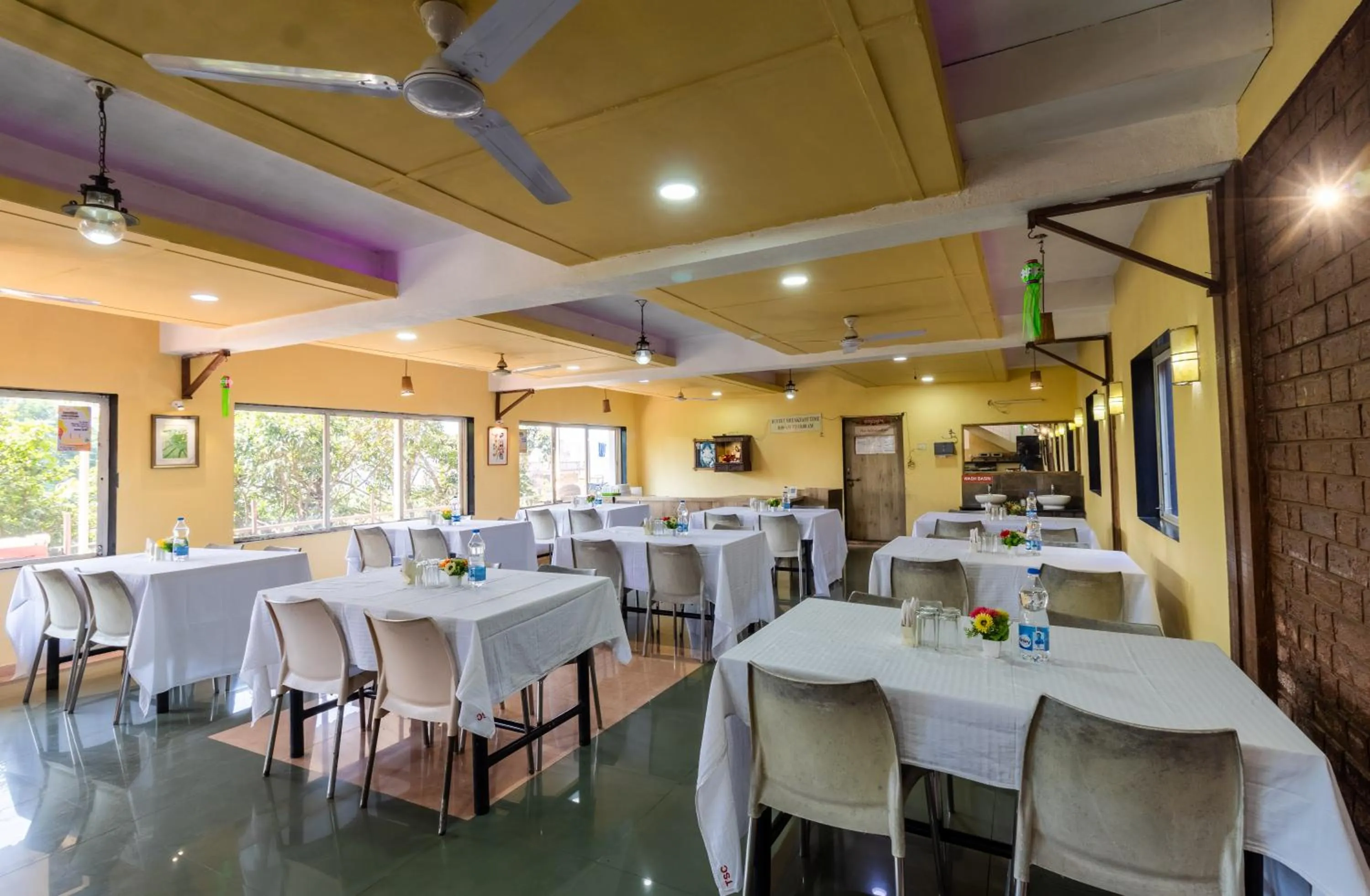 Restaurant/places to eat in Saga Resort