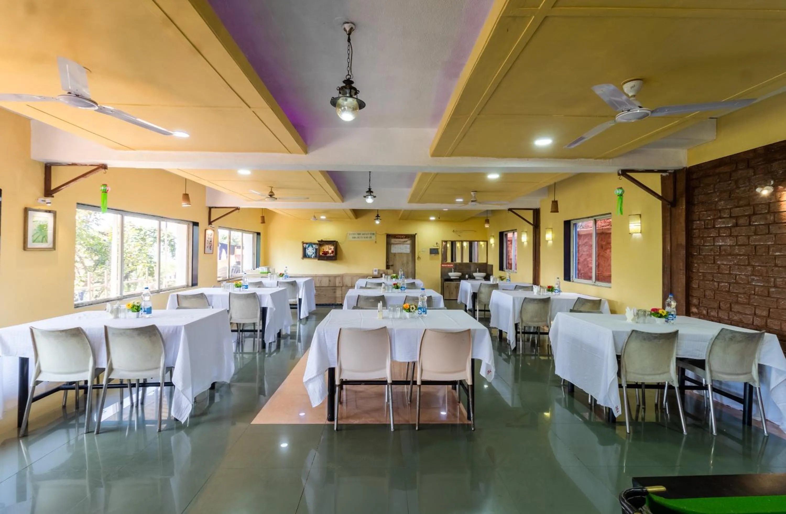 Restaurant/places to eat in Saga Resort