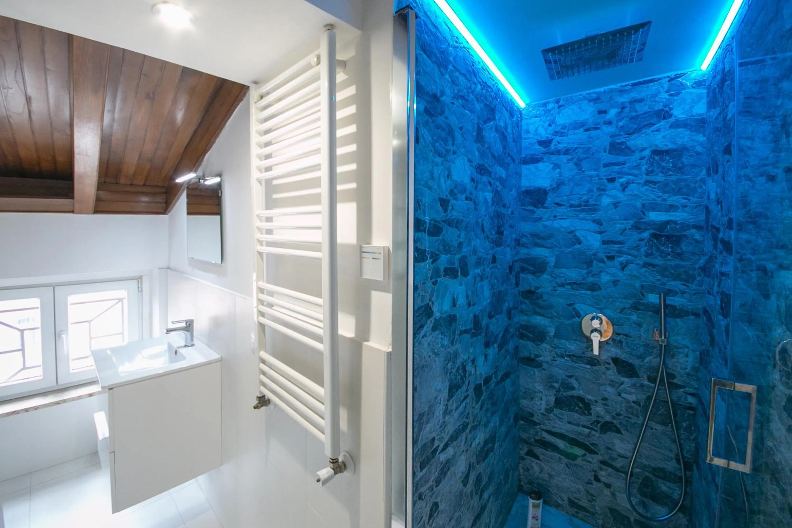 Shower in Penthouse in the heart of the city center