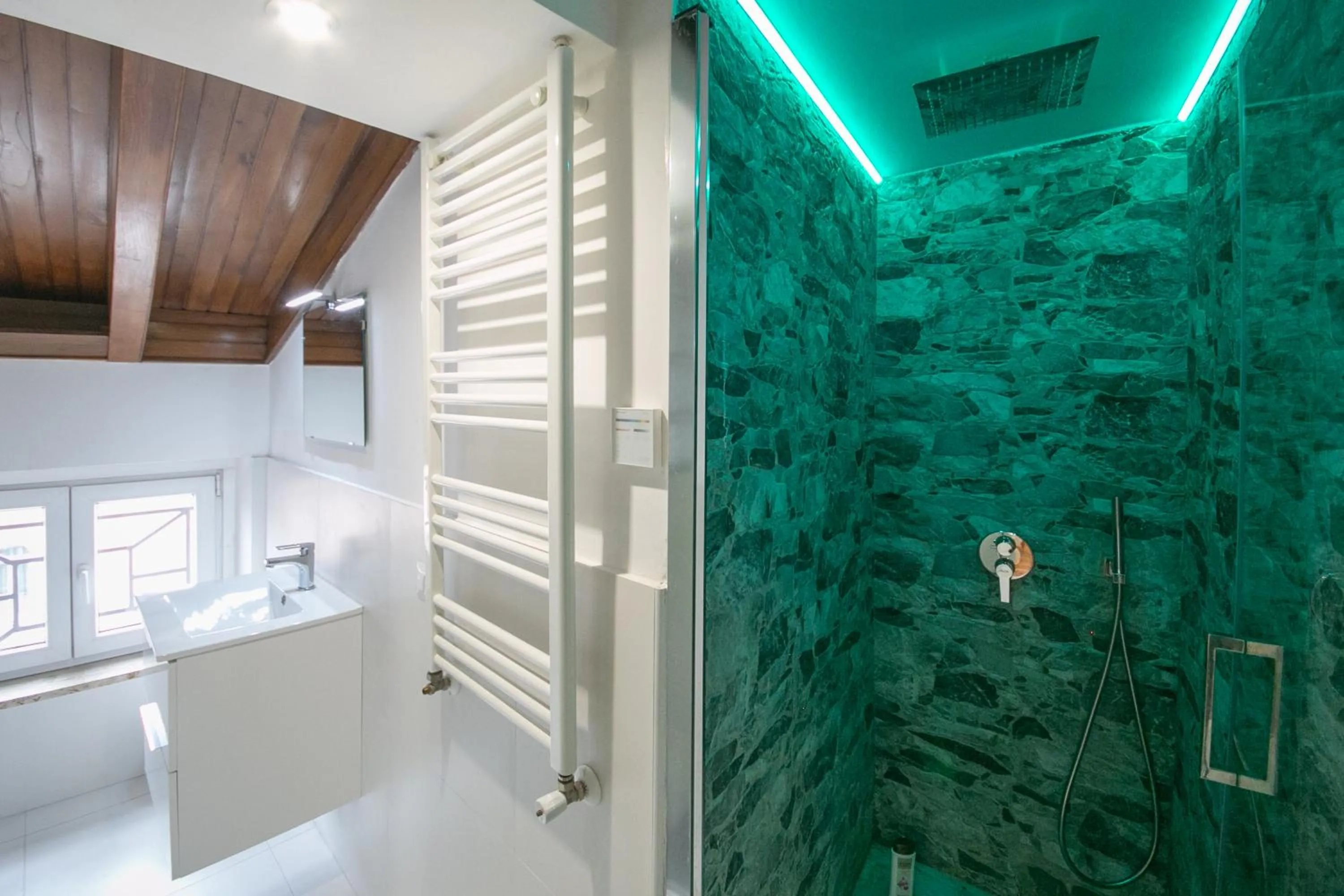 Shower in Penthouse in the heart of the city center