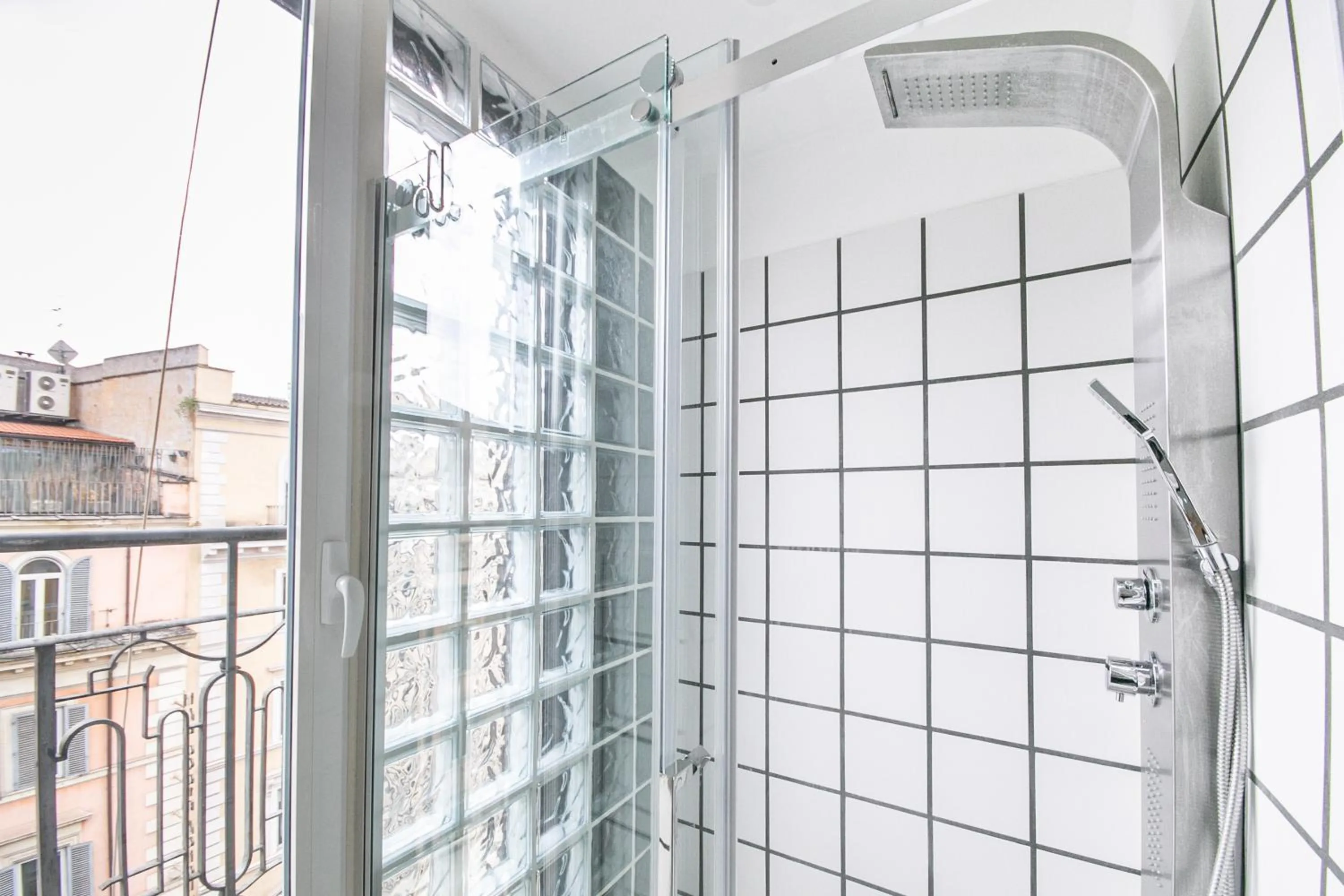 Shower in Penthouse in the heart of the city center