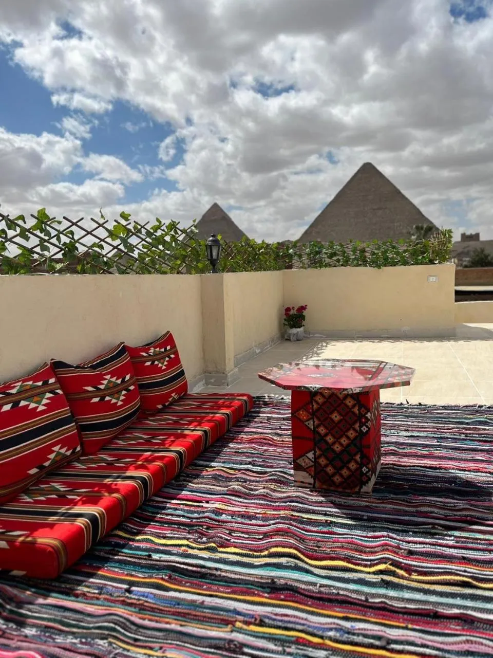 Restaurant/places to eat in Hur Pyramids Inn