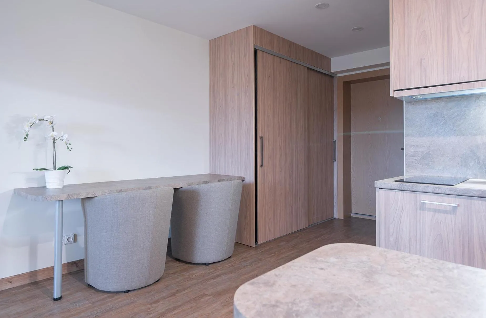 wardrobe in Gynėjų Self Check-in Apartments - Lollo Stay