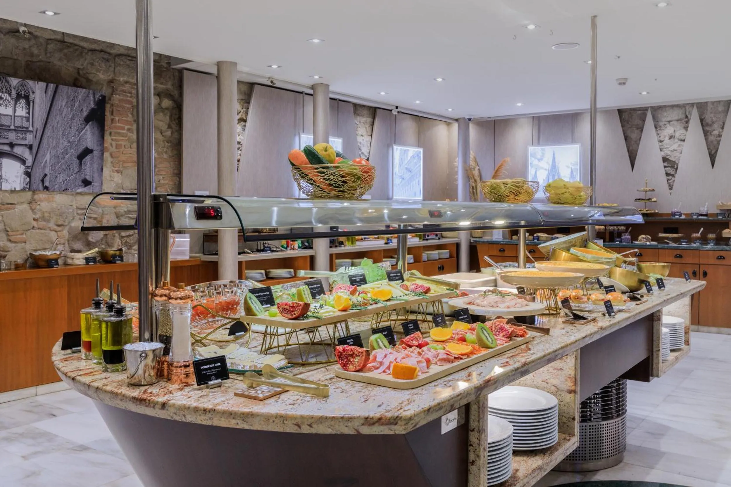 Food and drinks in Hotel Gótico