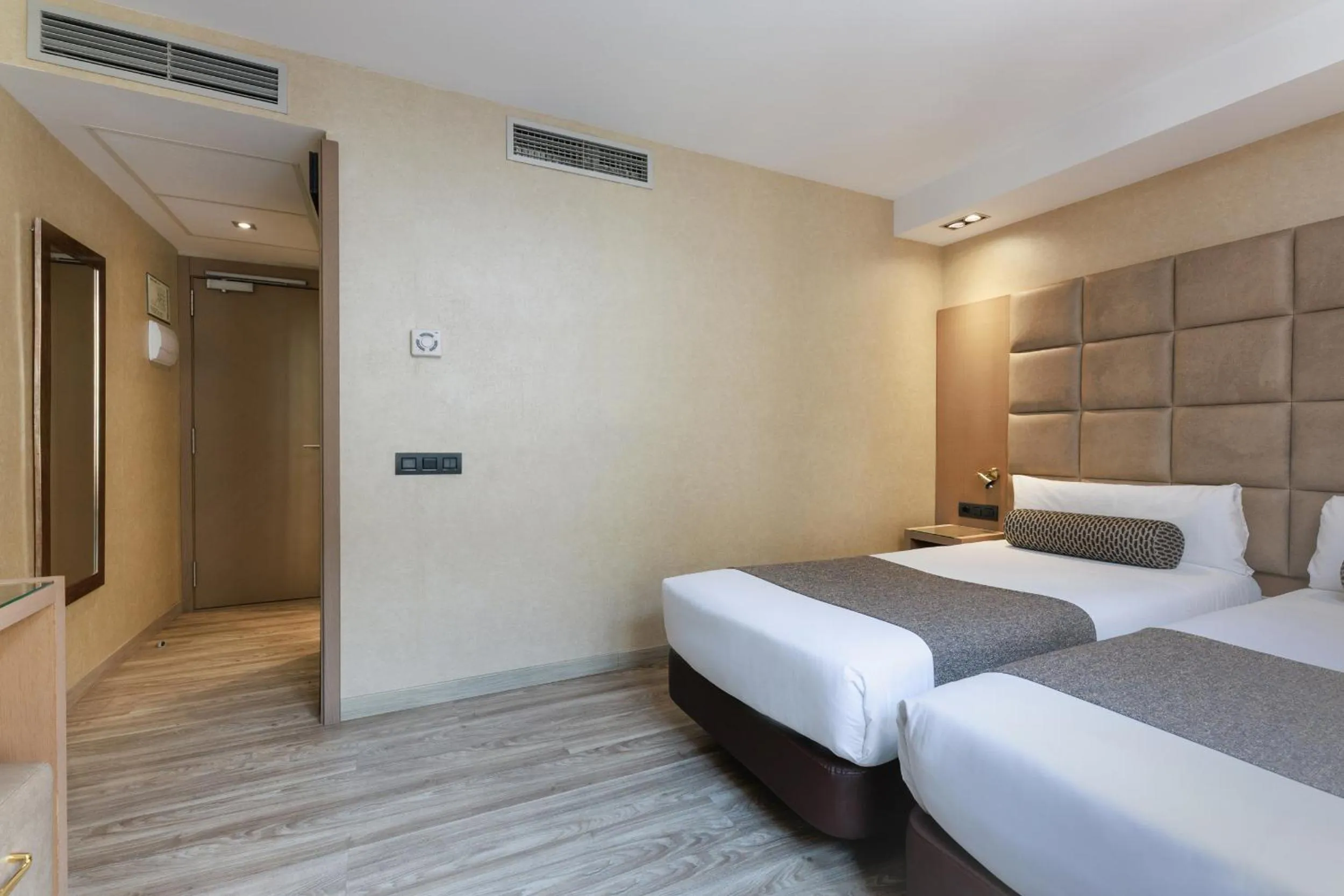 Bedroom, Bed in Hotel Suizo