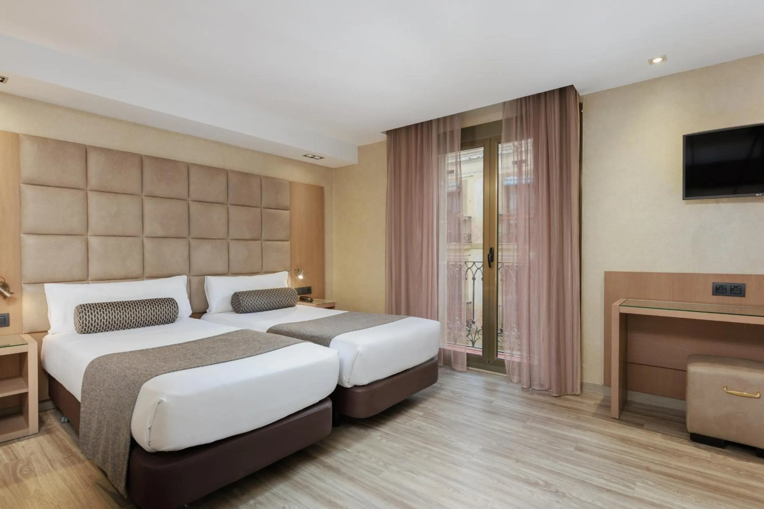 Bedroom, Bed in Hotel Suizo