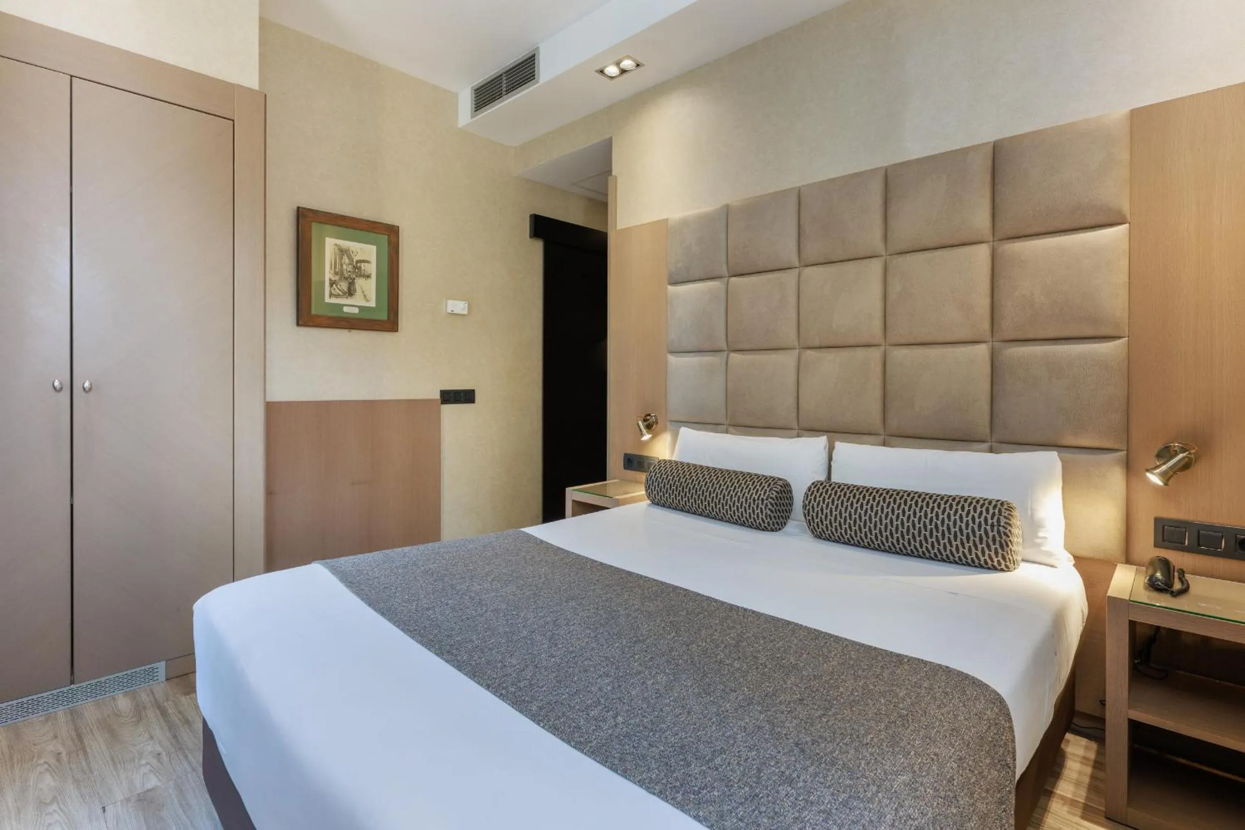 Bedroom, Bed in Hotel Suizo