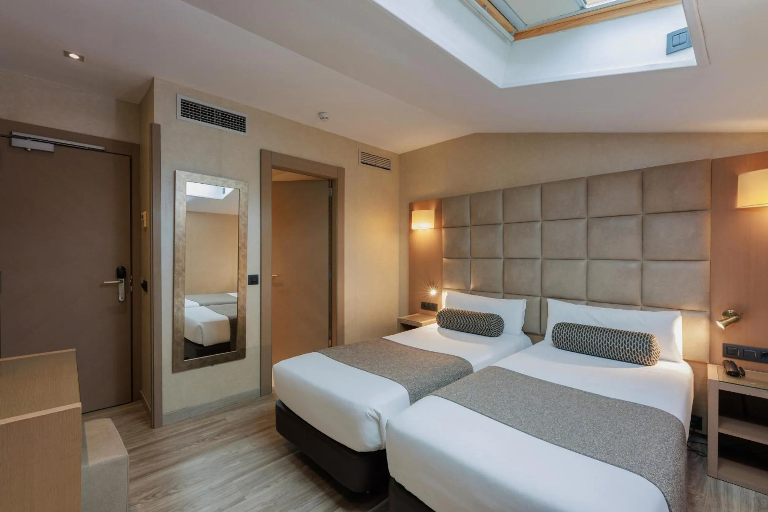 Bedroom, Bed in Hotel Suizo