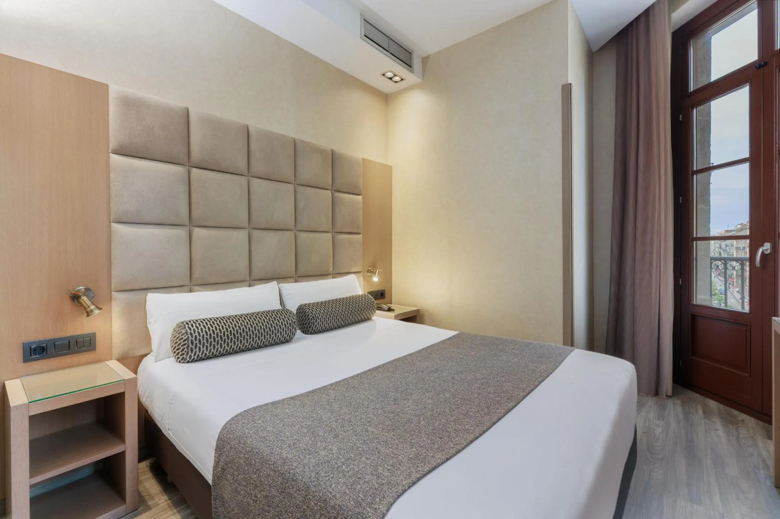 Bedroom, Bed in Hotel Suizo