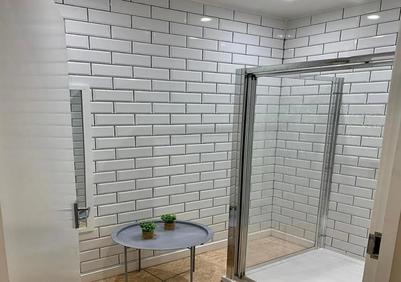 Shower in Mollyinn Central Brighton