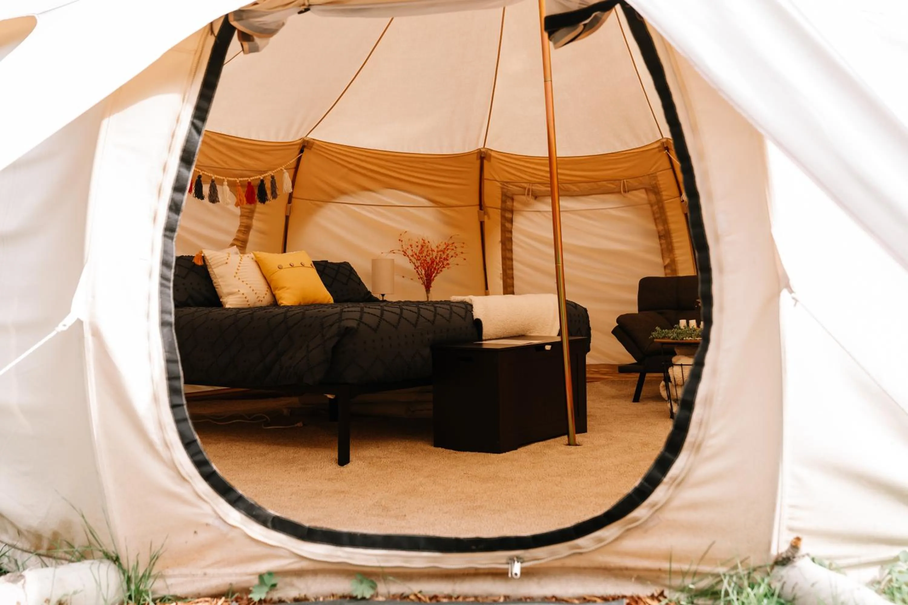 Photo of the whole room in Starlight Retreat Yellowstone
