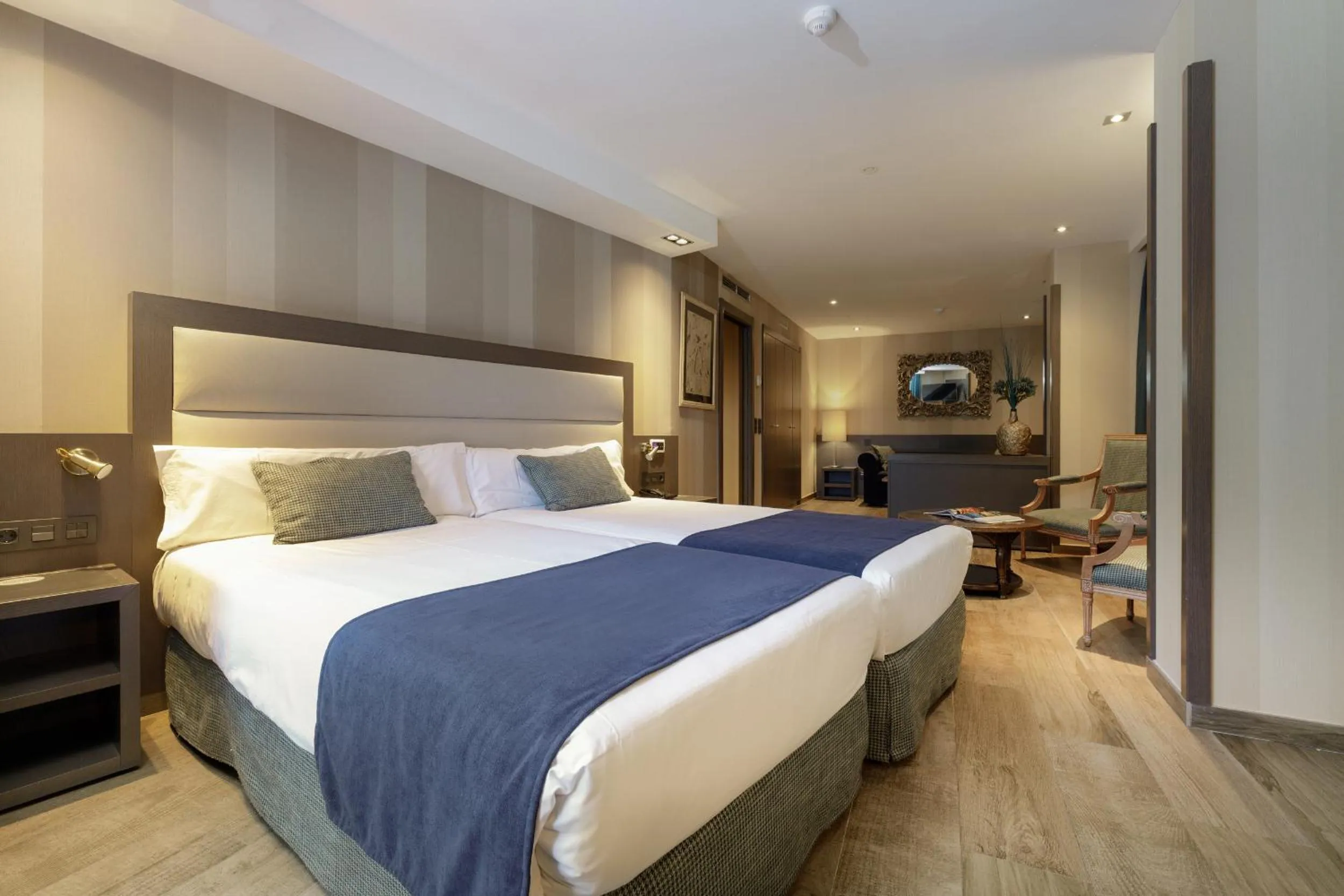 Bedroom, Bed in Hotel Reina Cristina