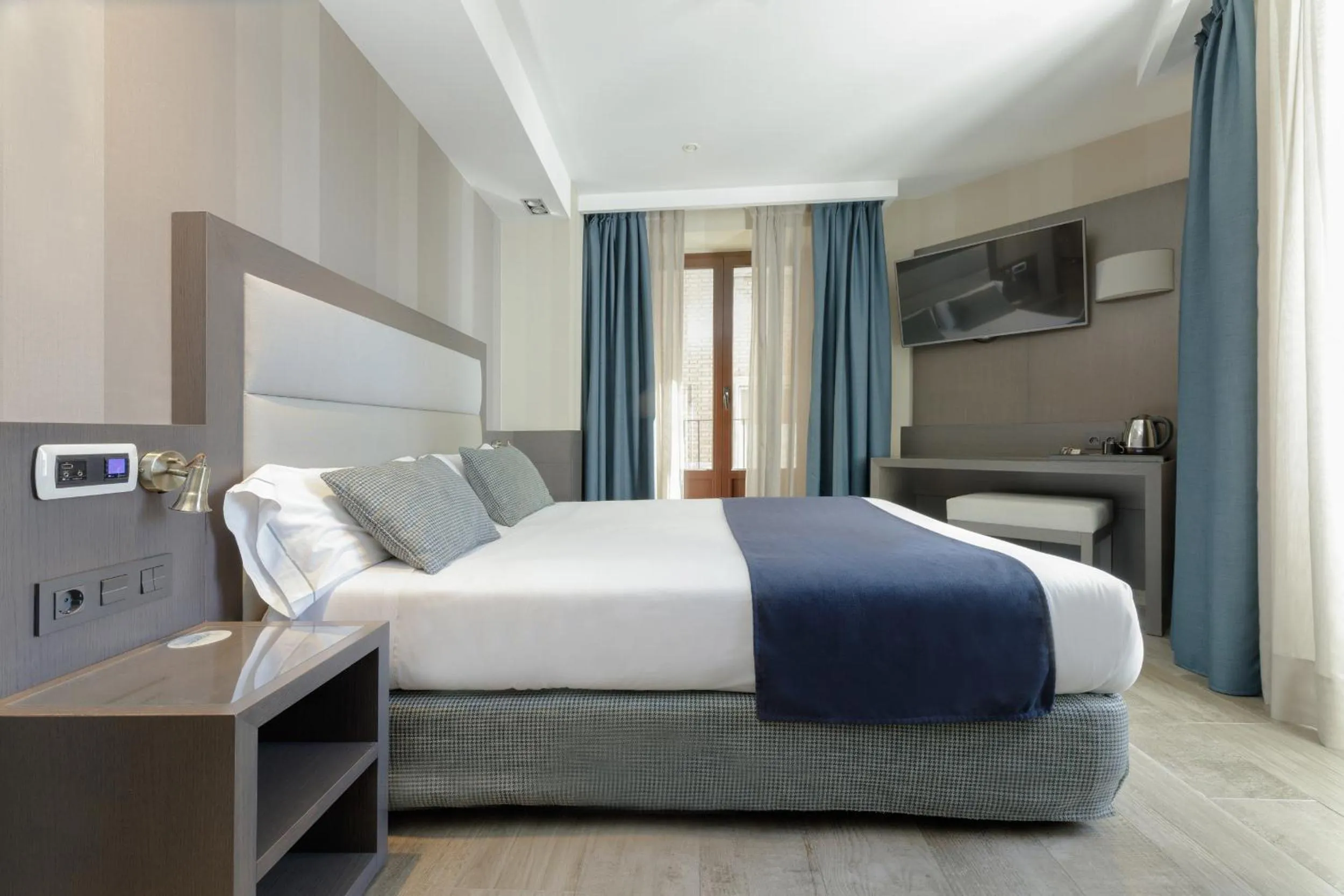 Bedroom, Bed in Hotel Reina Cristina