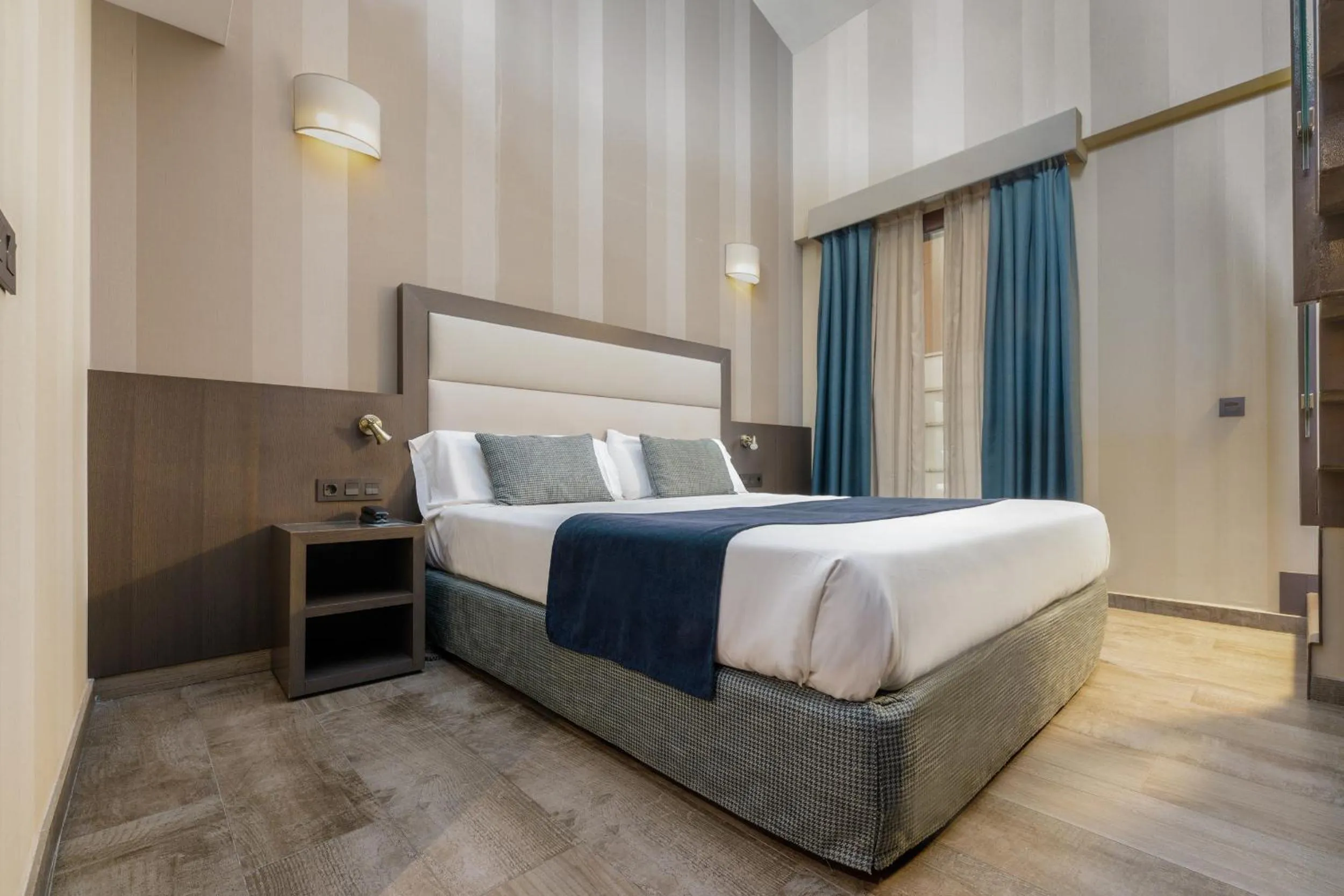 Bedroom, Bed in Hotel Reina Cristina