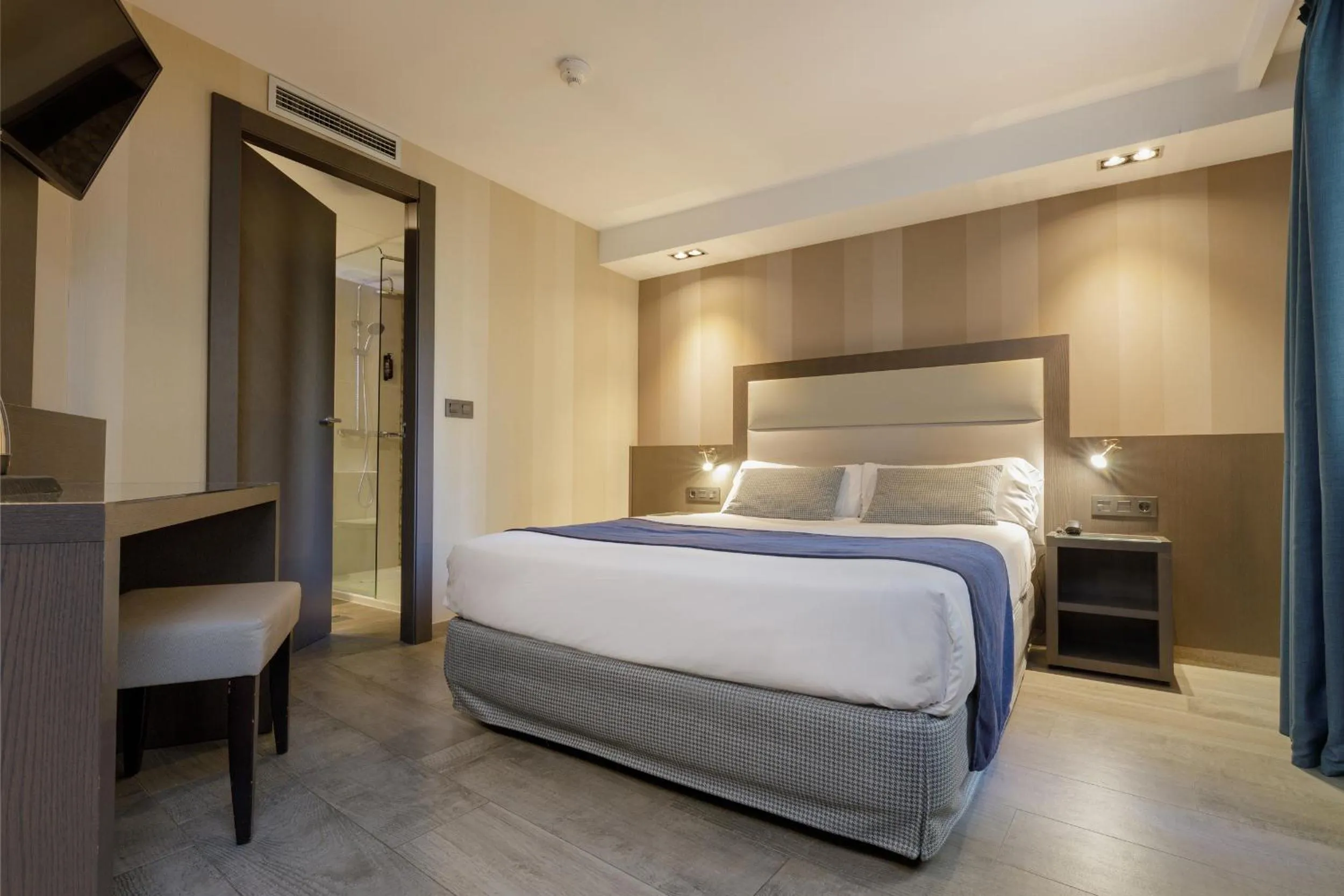 Bedroom, Bed in Hotel Reina Cristina