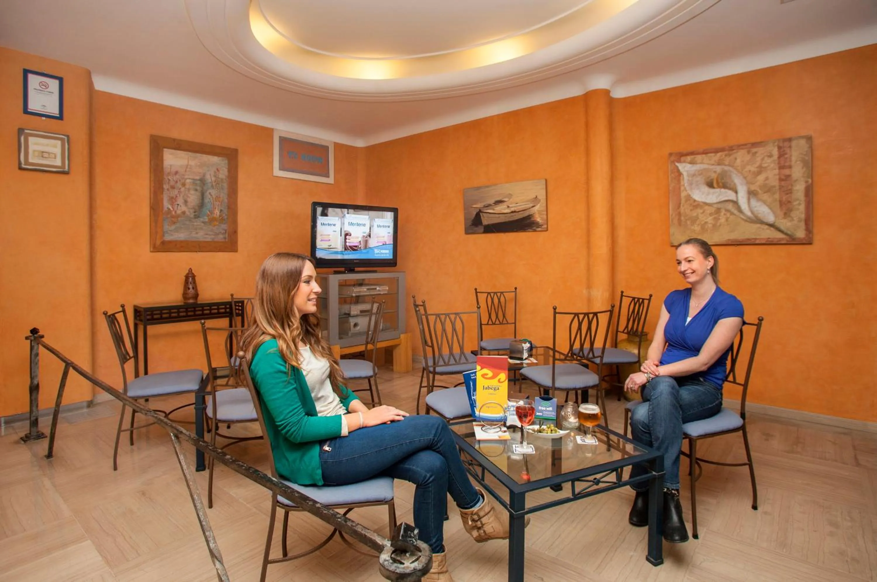 Communal lounge/ TV room in Apartamentos La Jabega