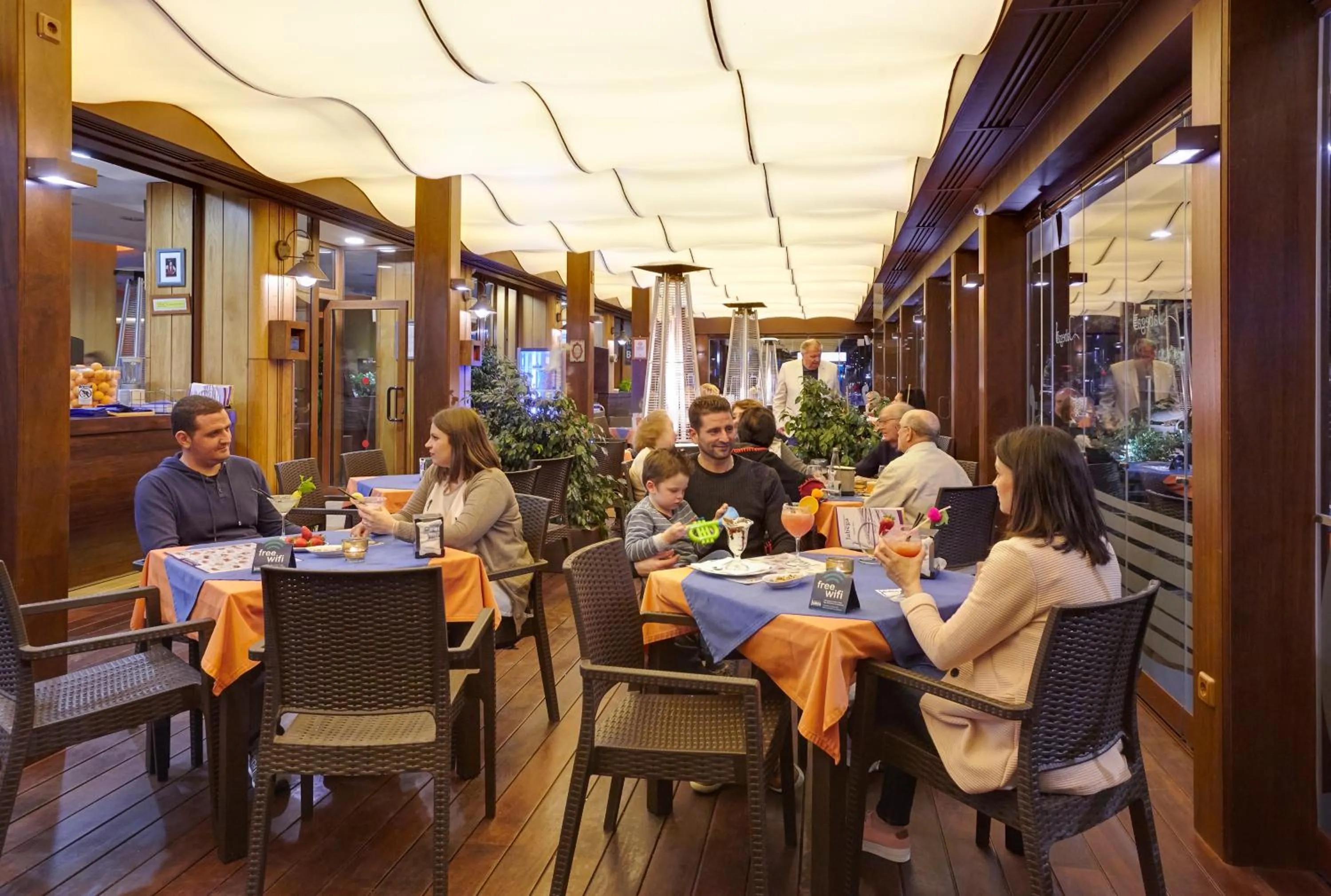 Lounge or bar in Apartamentos La Jabega