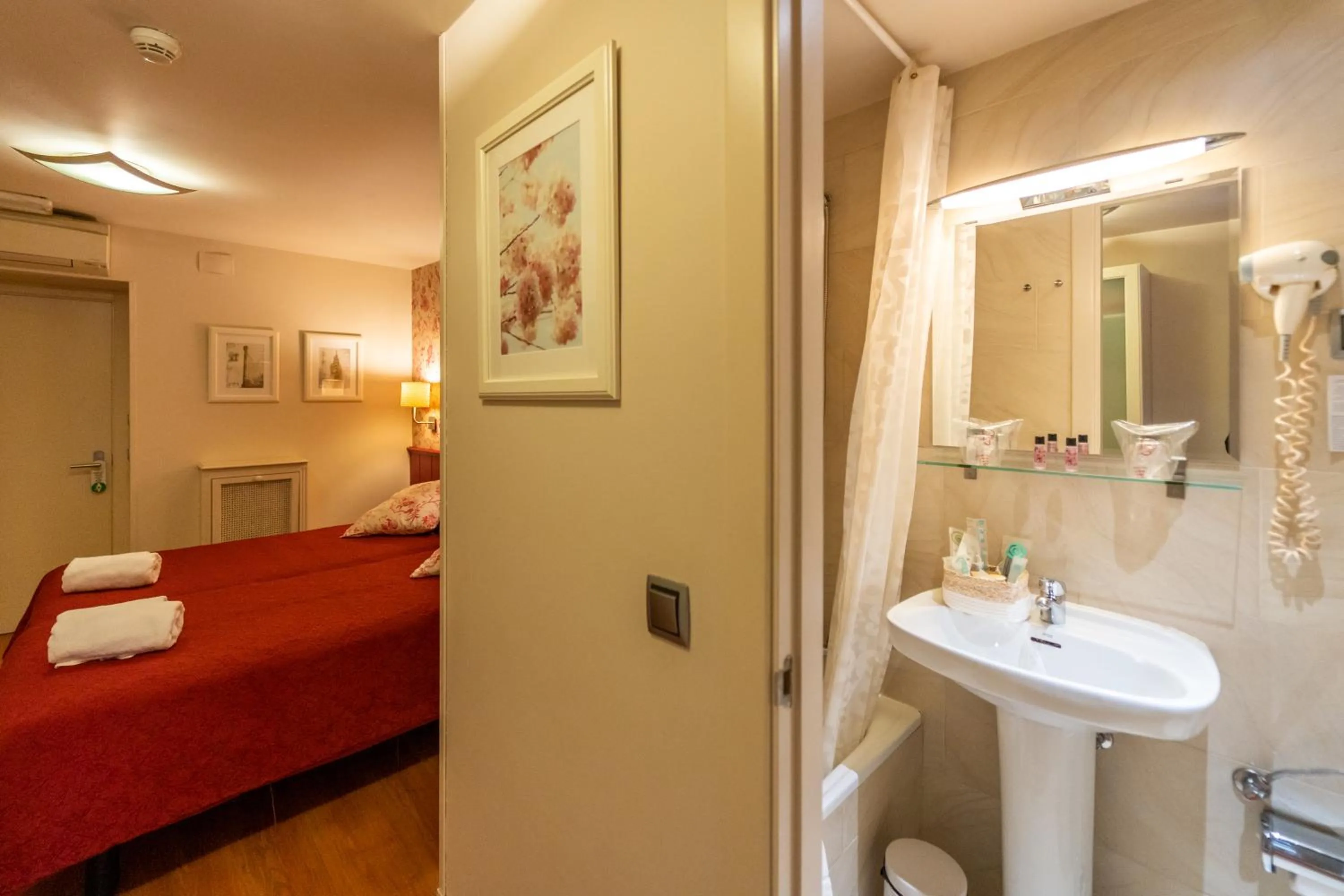 Shower, Bed in Hostal Matheu