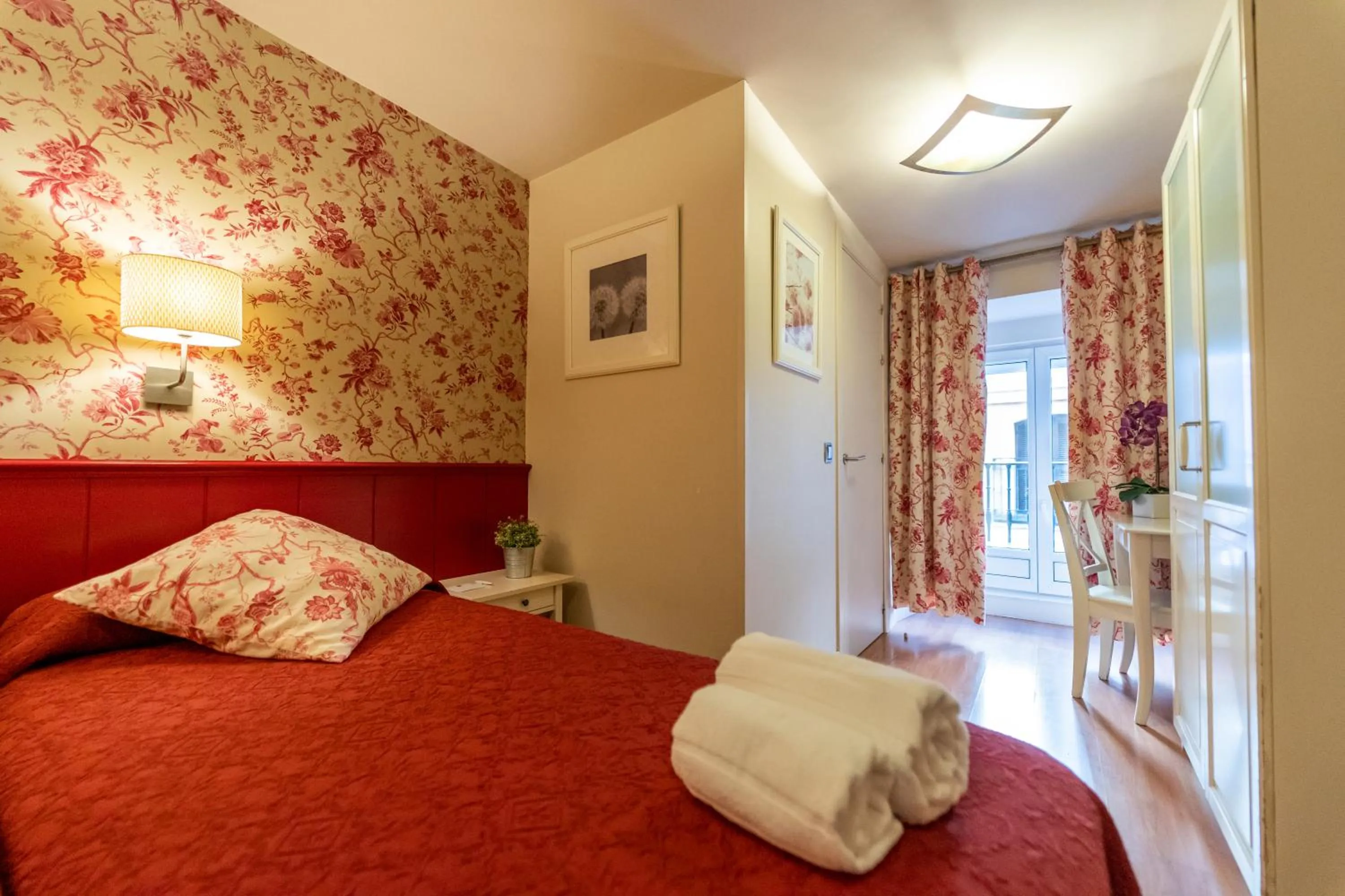 View (from property/room), Bed in Hostal Matheu