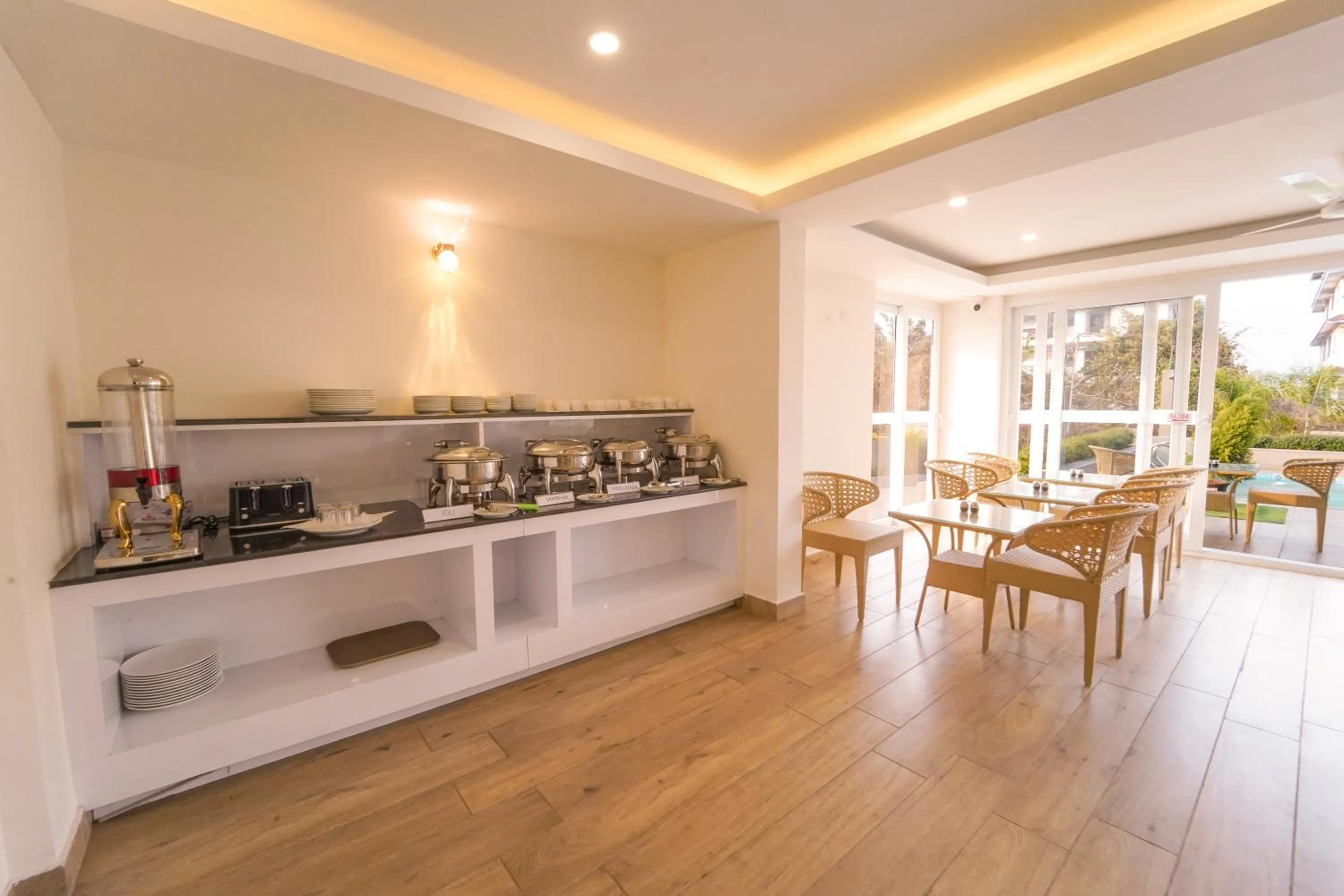 Restaurant/places to eat in Hotel Wayfarer