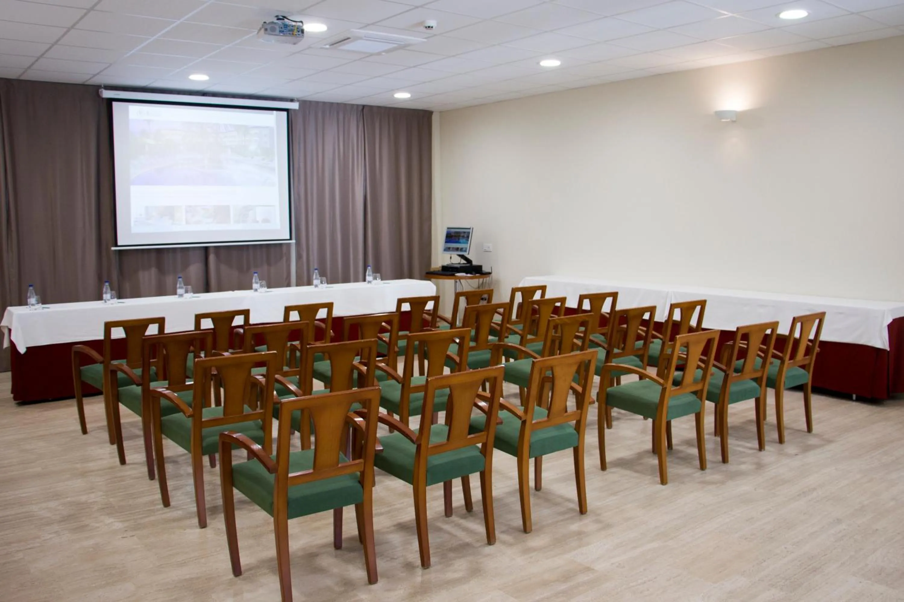 Business facilities in Mas Gallau