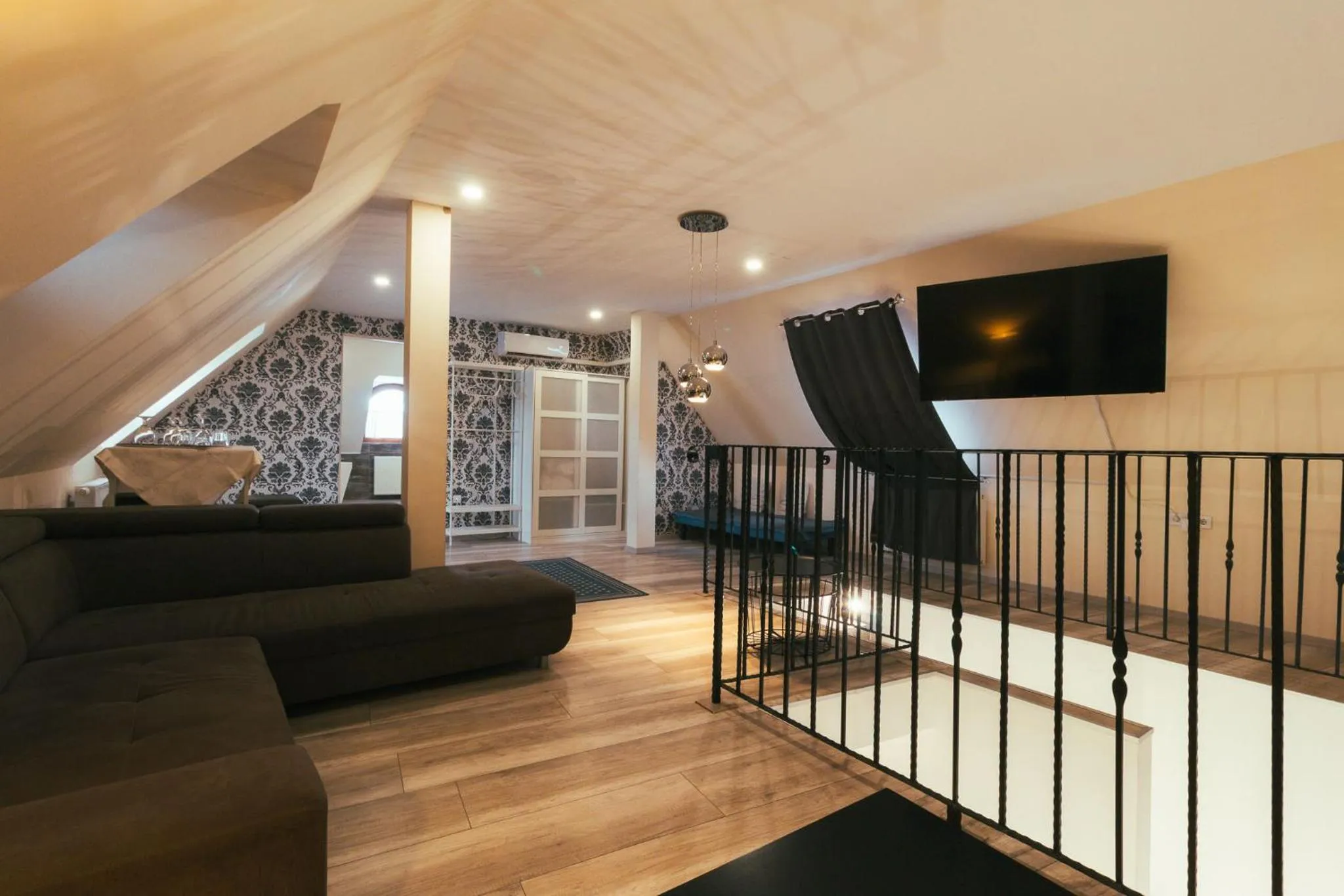 Communal lounge/ TV room in Végvári Hotel Eger