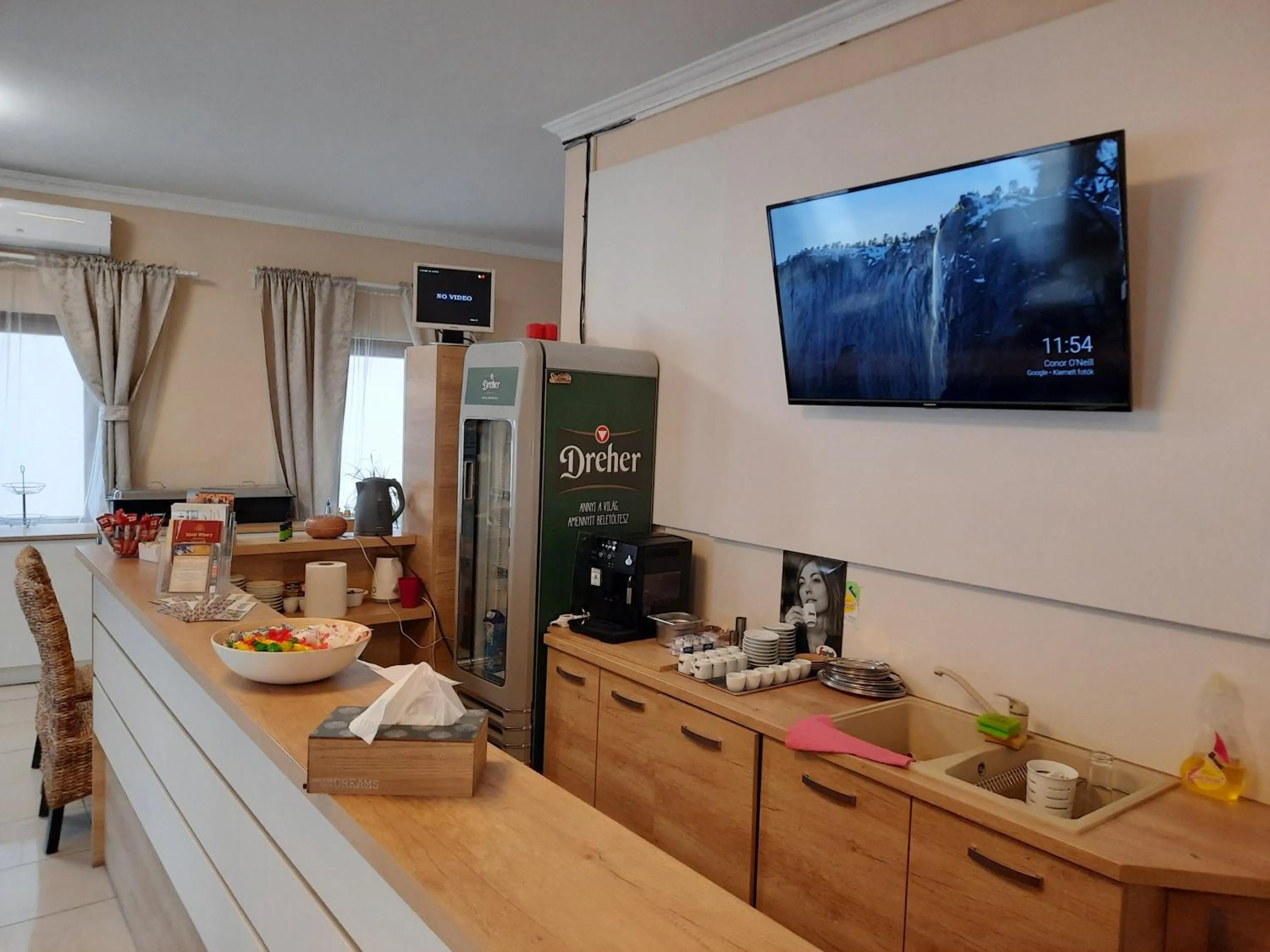 Communal lounge/ TV room in Végvári Hotel Eger