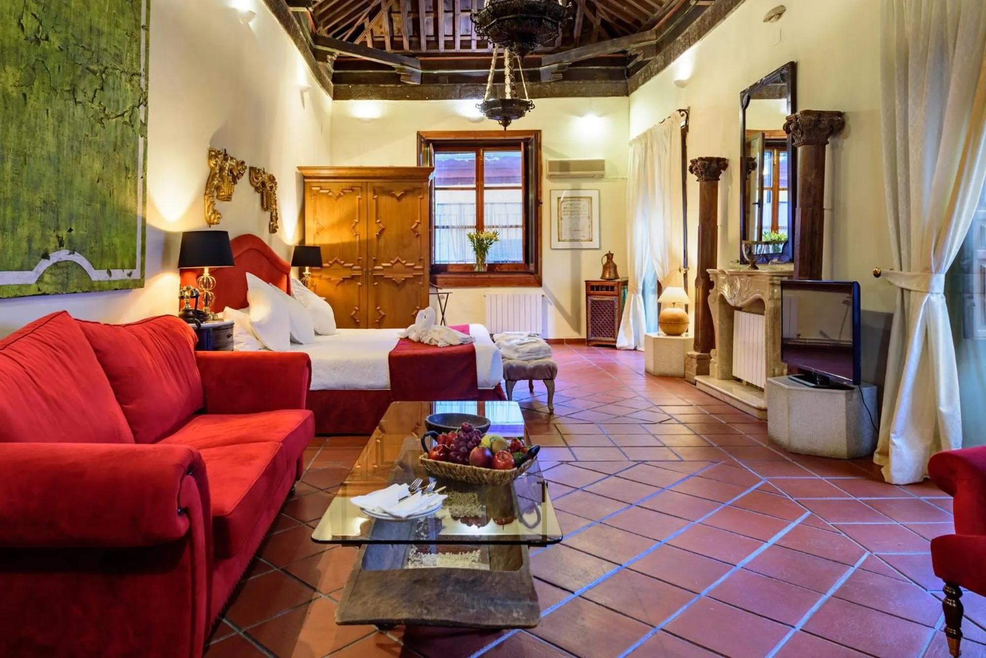 Photo of the whole room in Palacio de Santa Inés