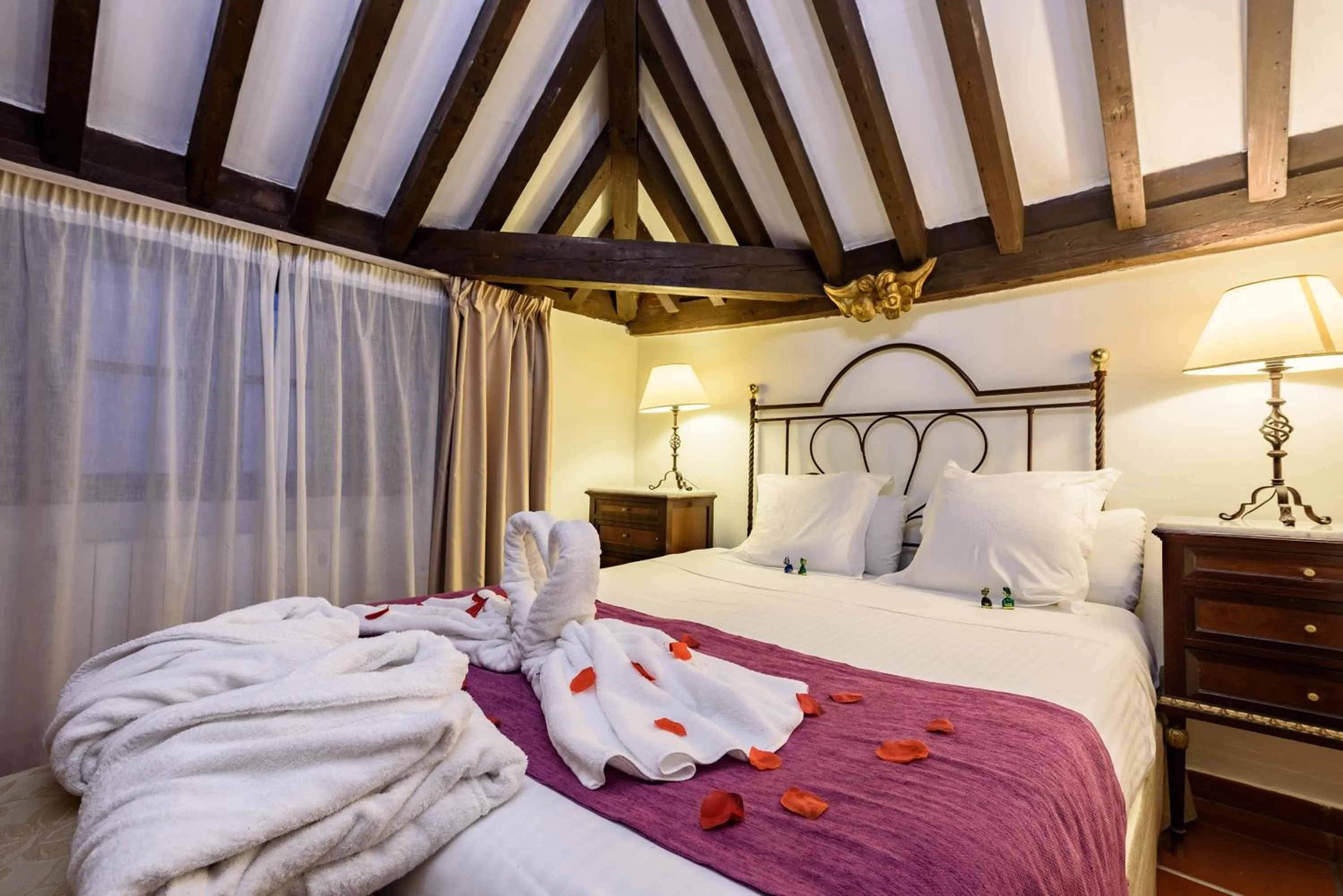 Photo of the whole room, Bed in Palacio de Santa Inés