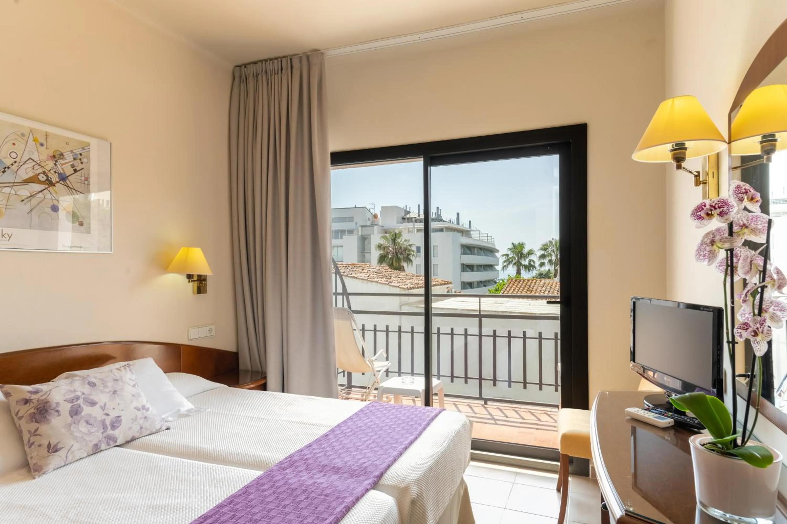 Landmark view, Bed in RVHotels Avenida