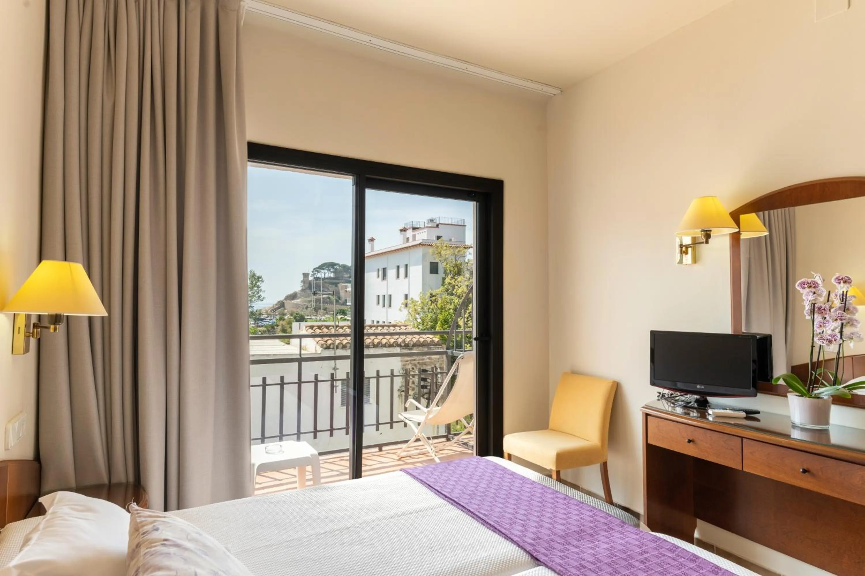 Bedroom, Bed in RVHotels Avenida