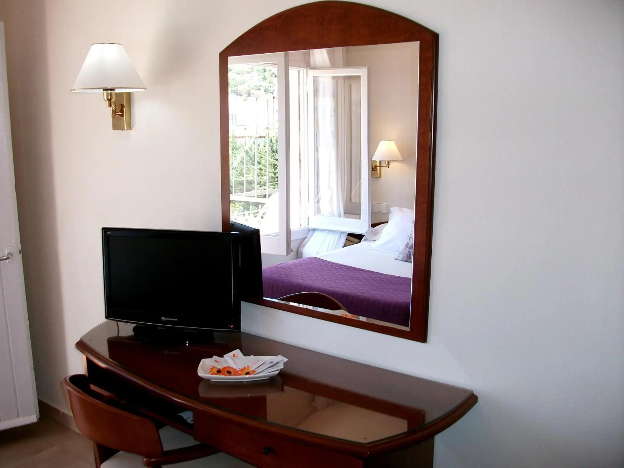 TV and multimedia, Bed in RVHotels Avenida