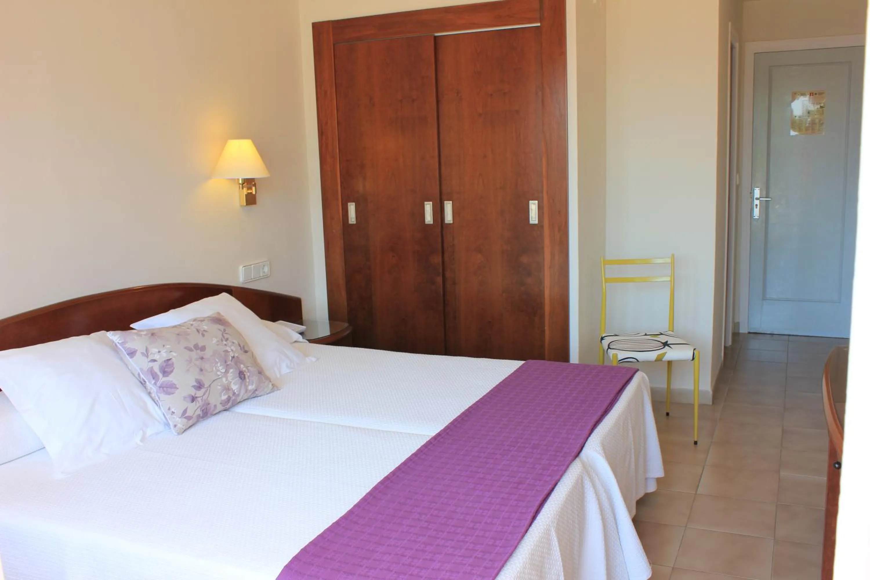 Photo of the whole room, Bed in RVHotels Avenida