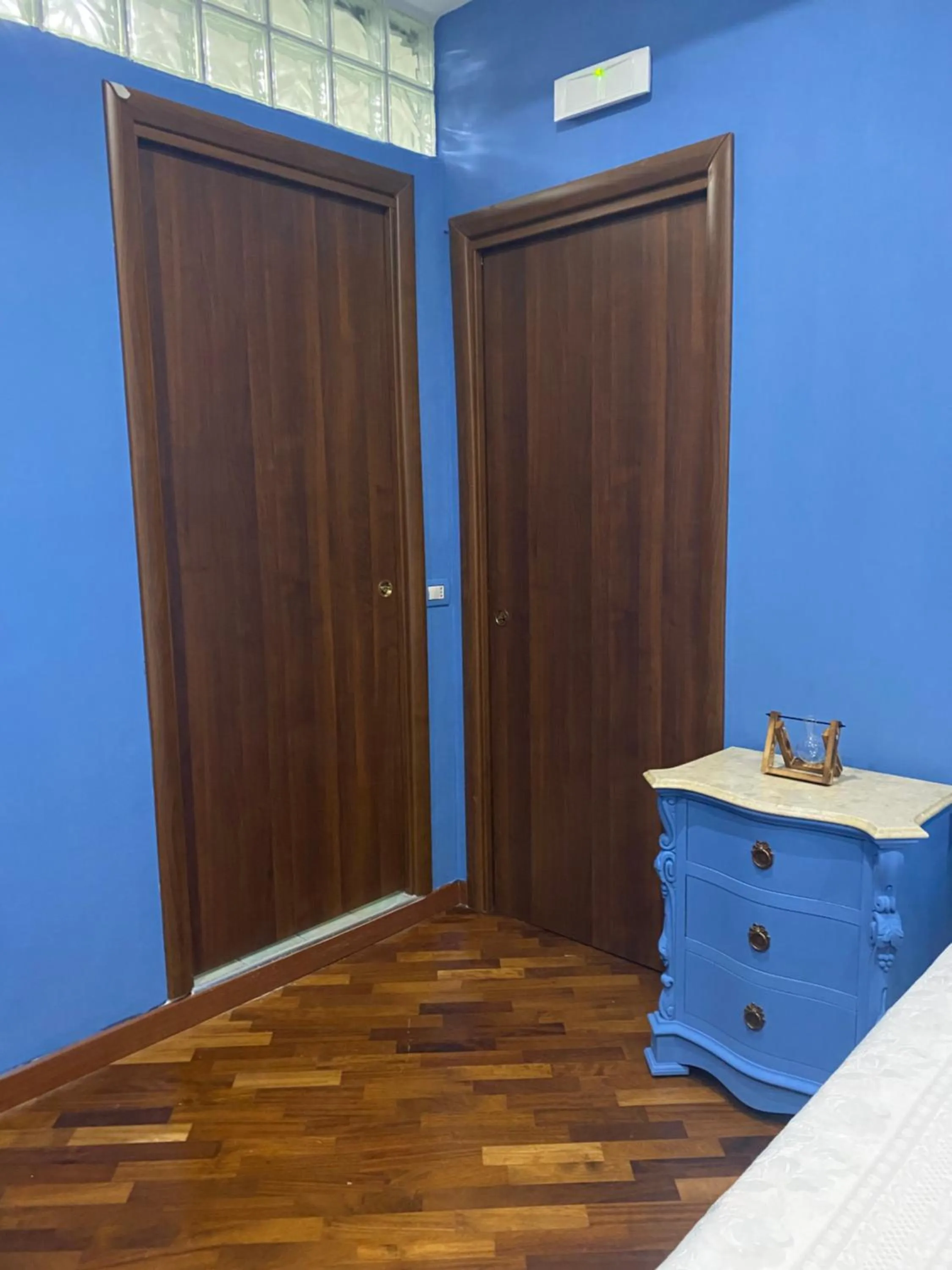 wardrobe in RaRoom Colors