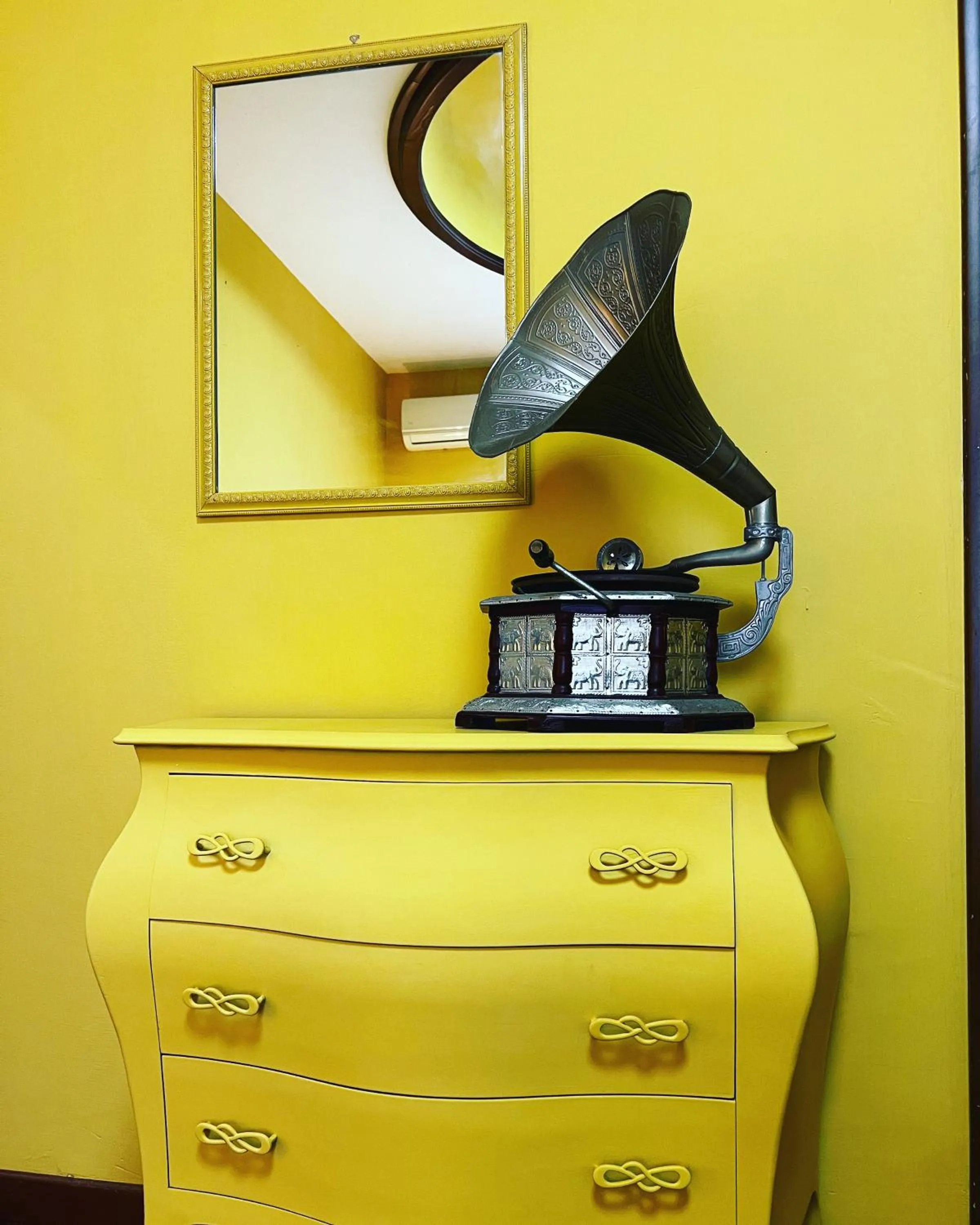 Decorative detail in RaRoom Colors