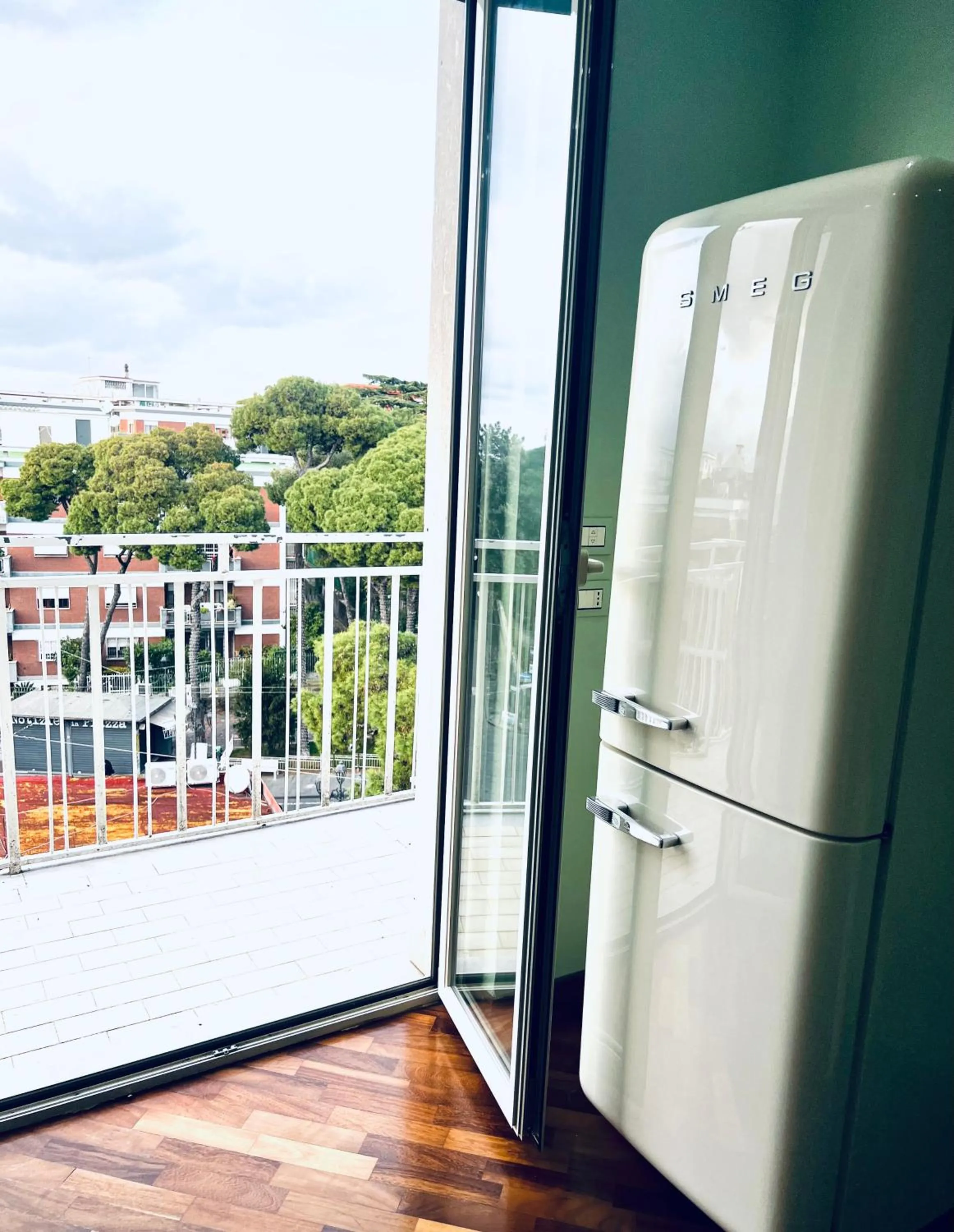 Restaurant/places to eat in RaRoom Colors