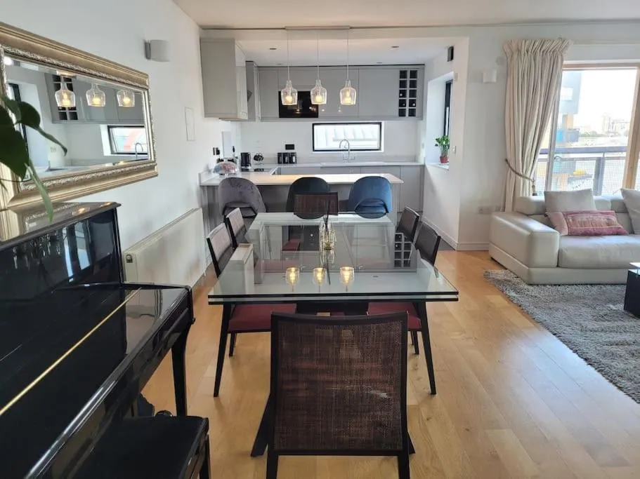 Dining area in Stunning 3 Double Bedroom Apt in Greenwich near O2