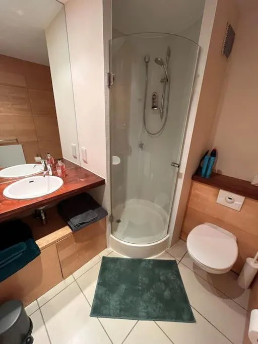 Bathroom in Stunning 3 Double Bedroom Apt in Greenwich near O2