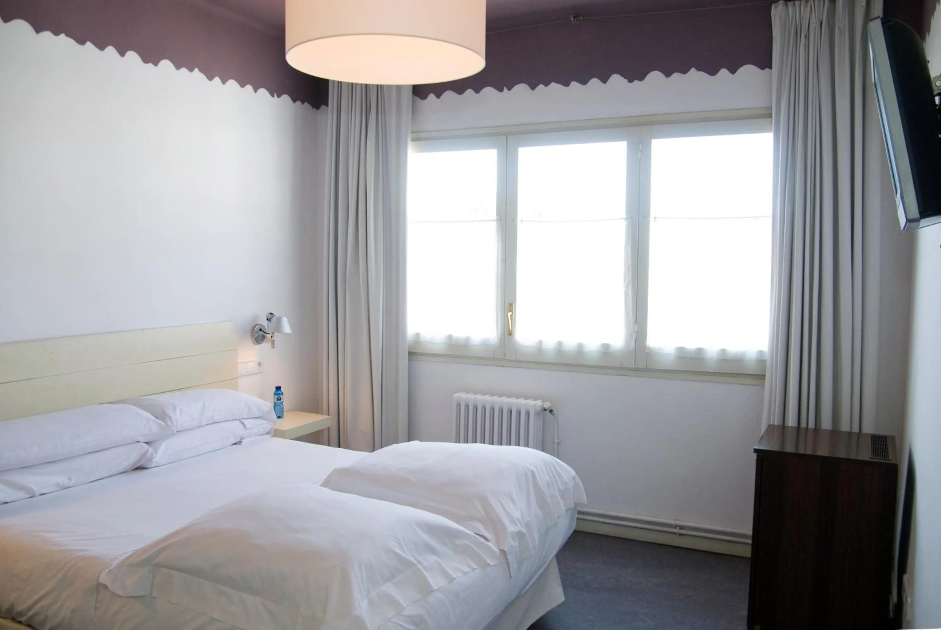 Photo of the whole room, Bed in Cèsar