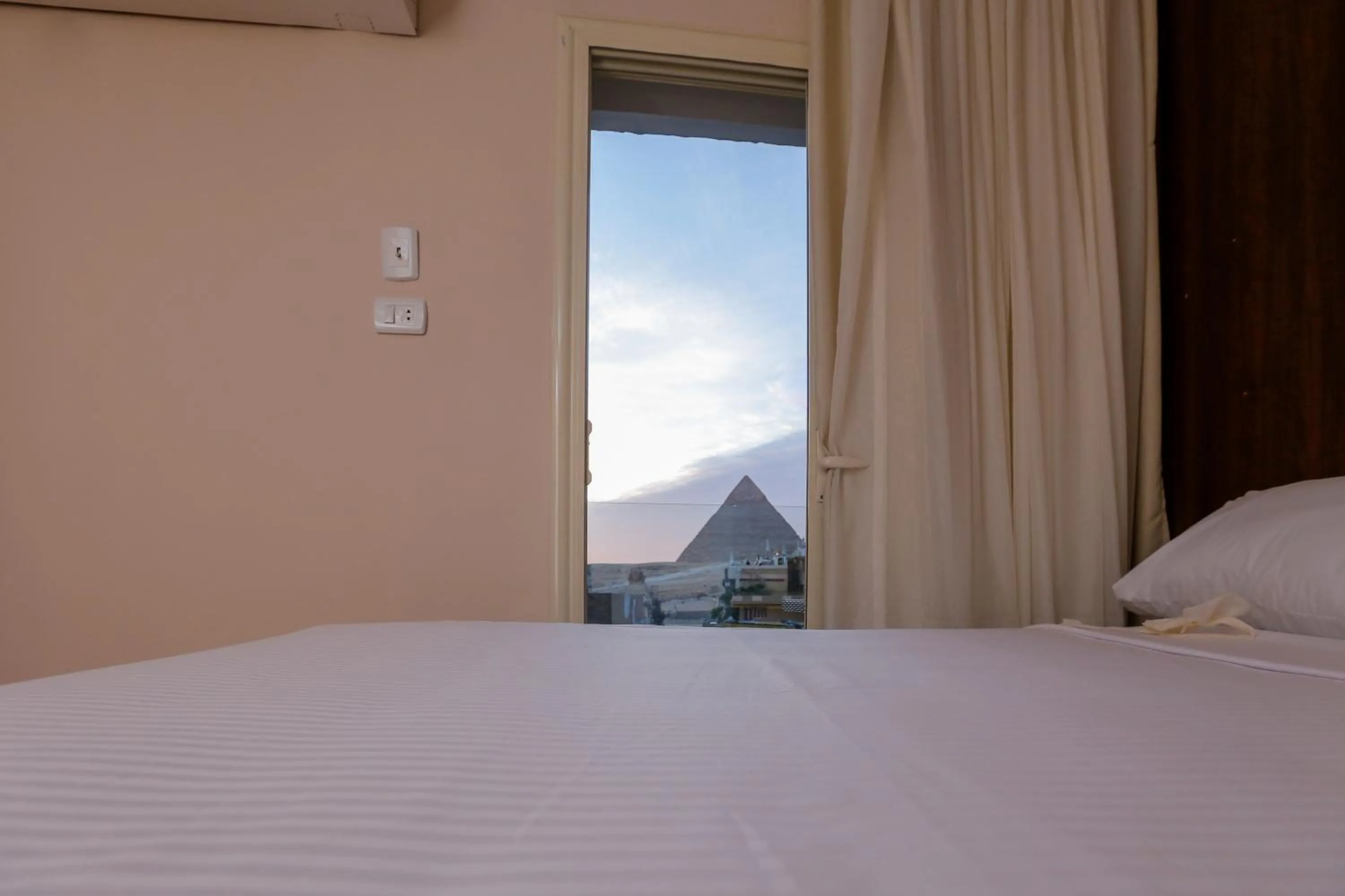 Bed in Sky Pyramids View Inn