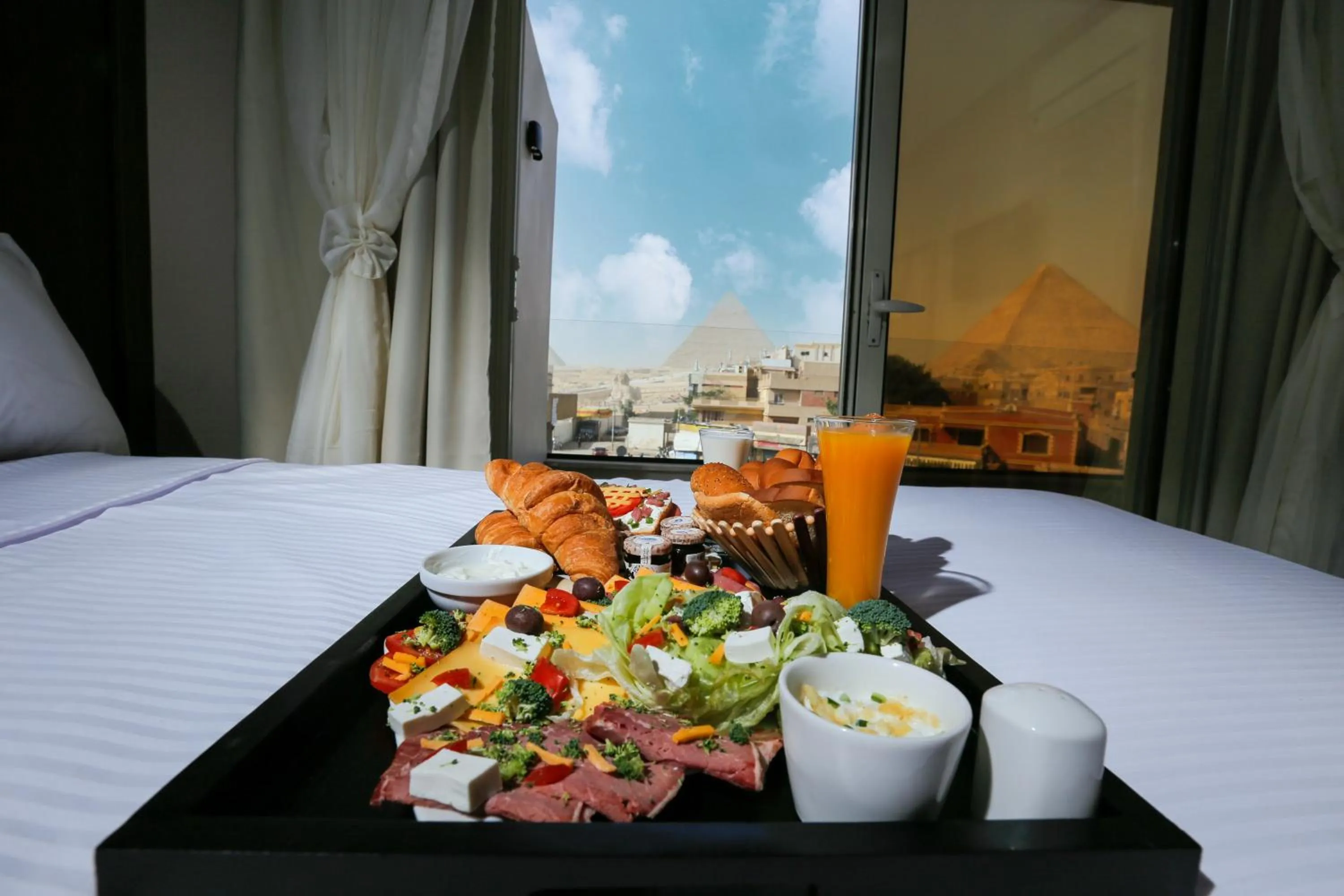 Bed in Sky Pyramids View Inn