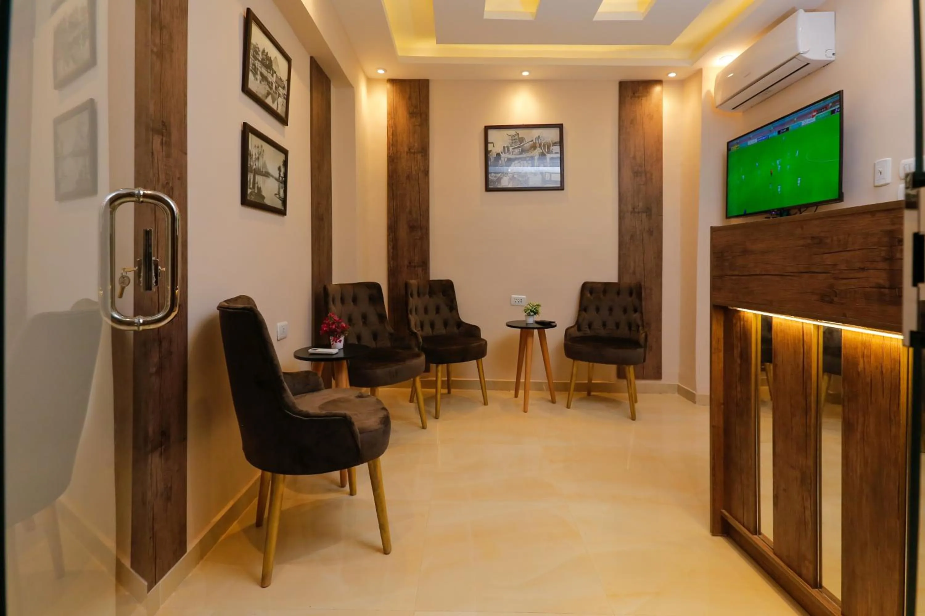 TV and multimedia in Sky Pyramids View Inn